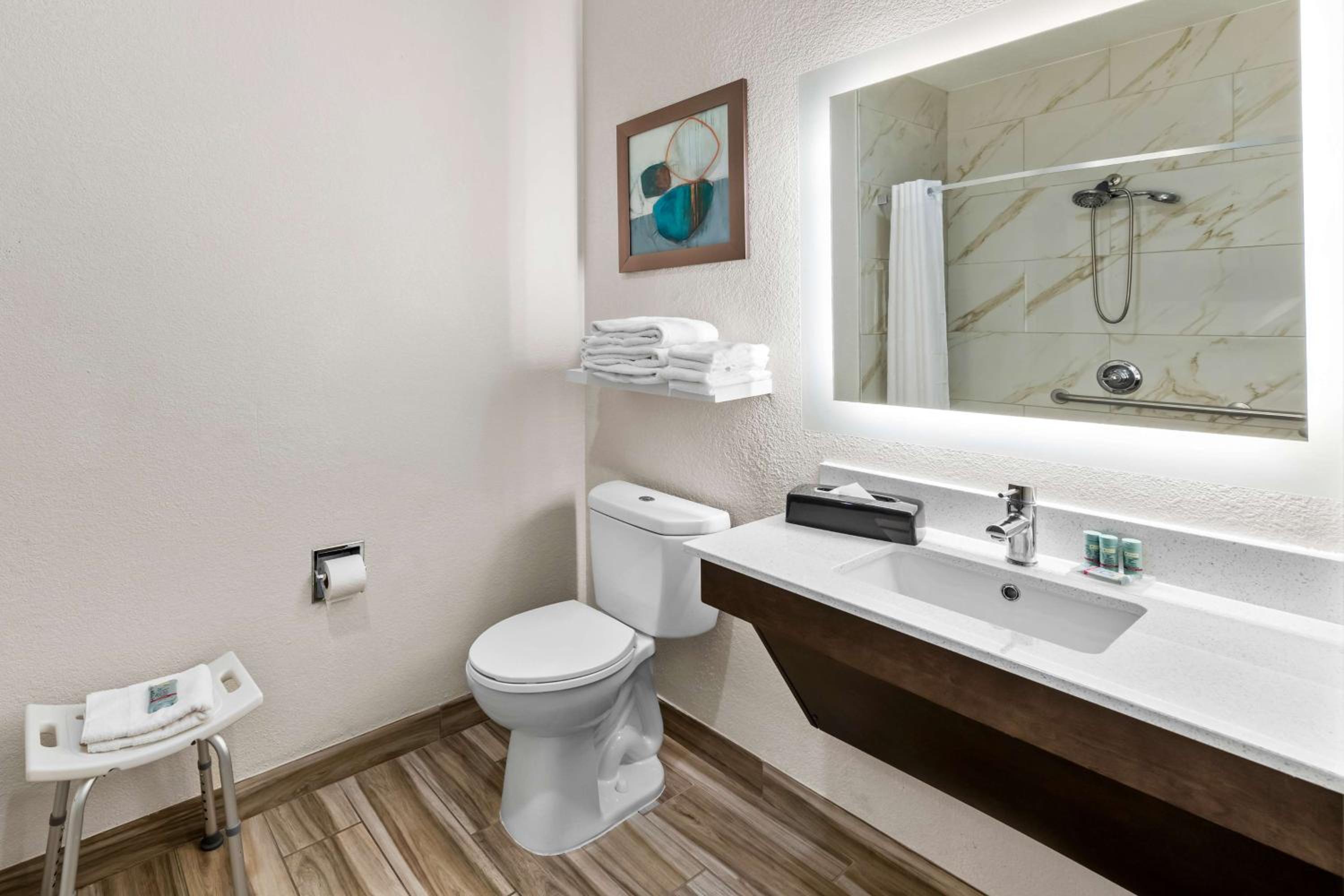 King Room with Roll-In Shower - Disability Access - Photo 3