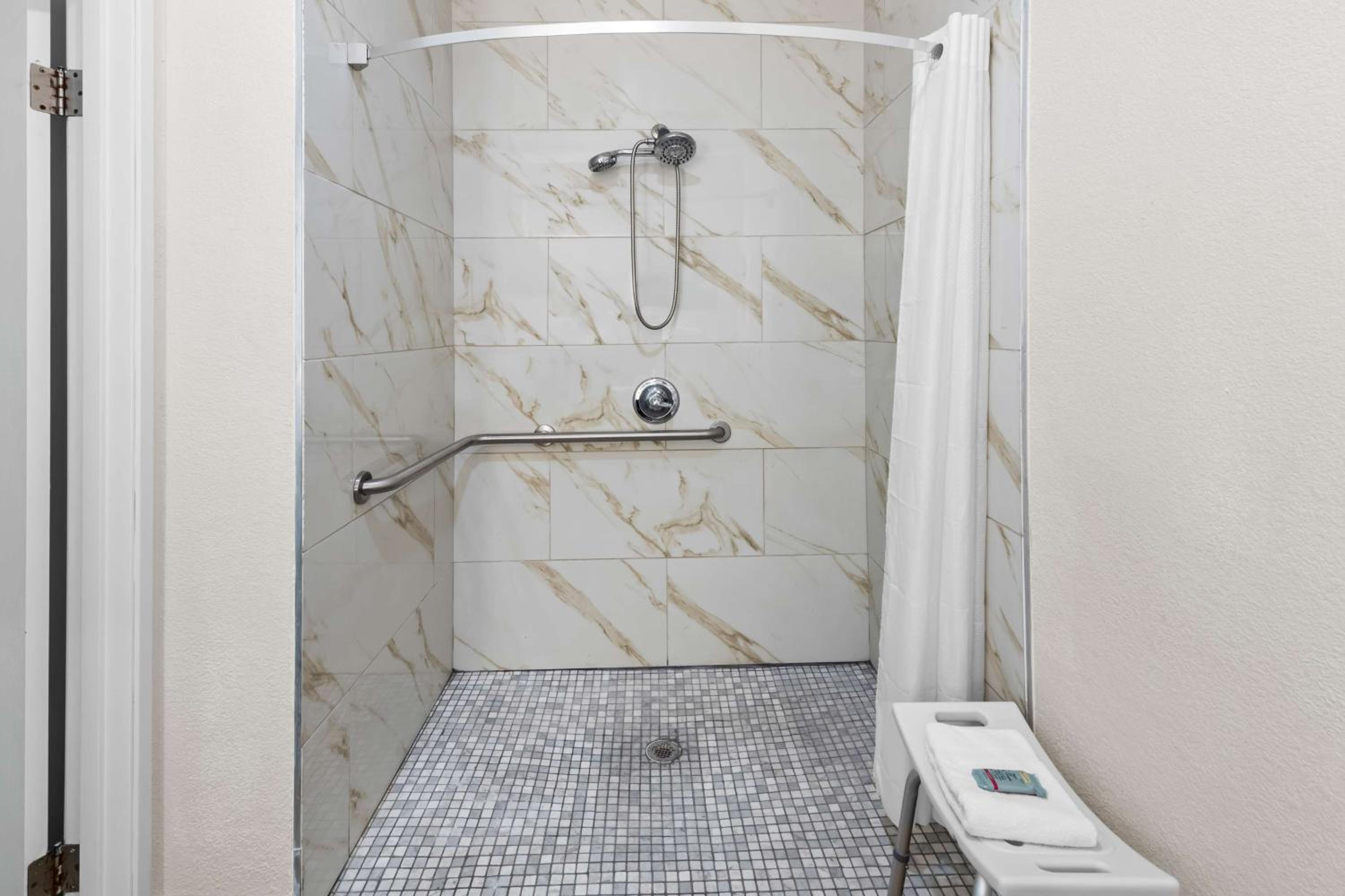 King Room with Roll-In Shower - Disability Access - Photo 2