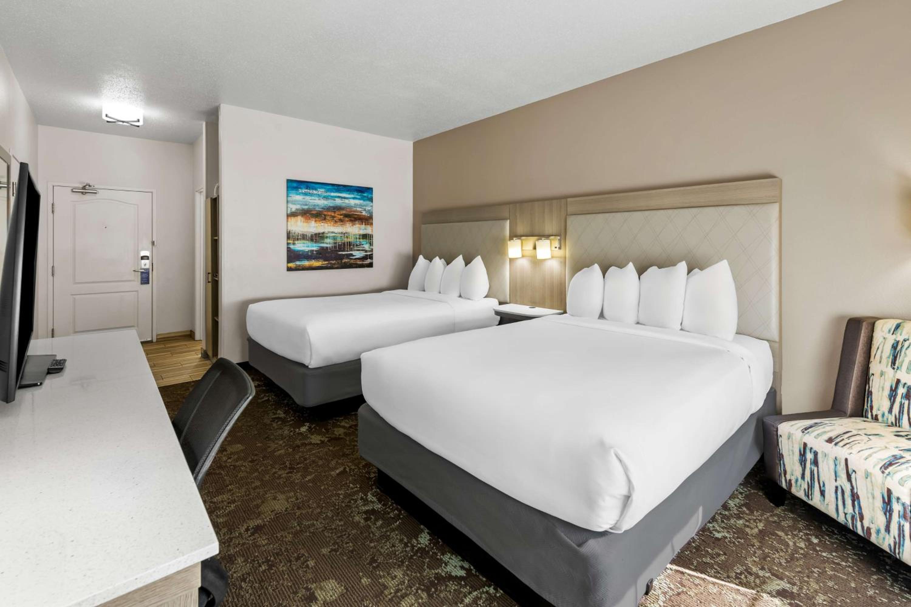 Queen Room with Two Queen Beds - Photo 2