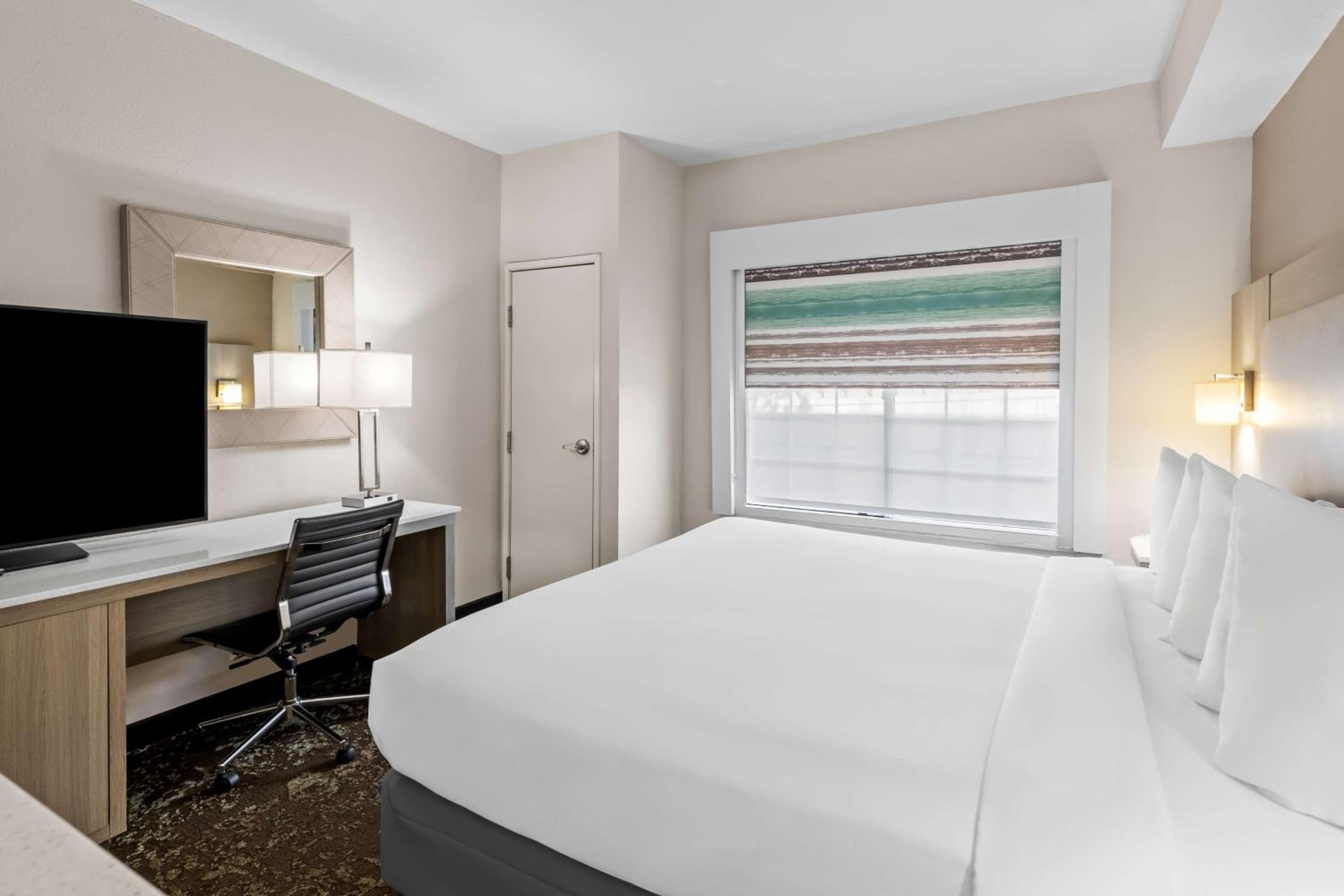 King Suite - Non-Smoking - Photo 3