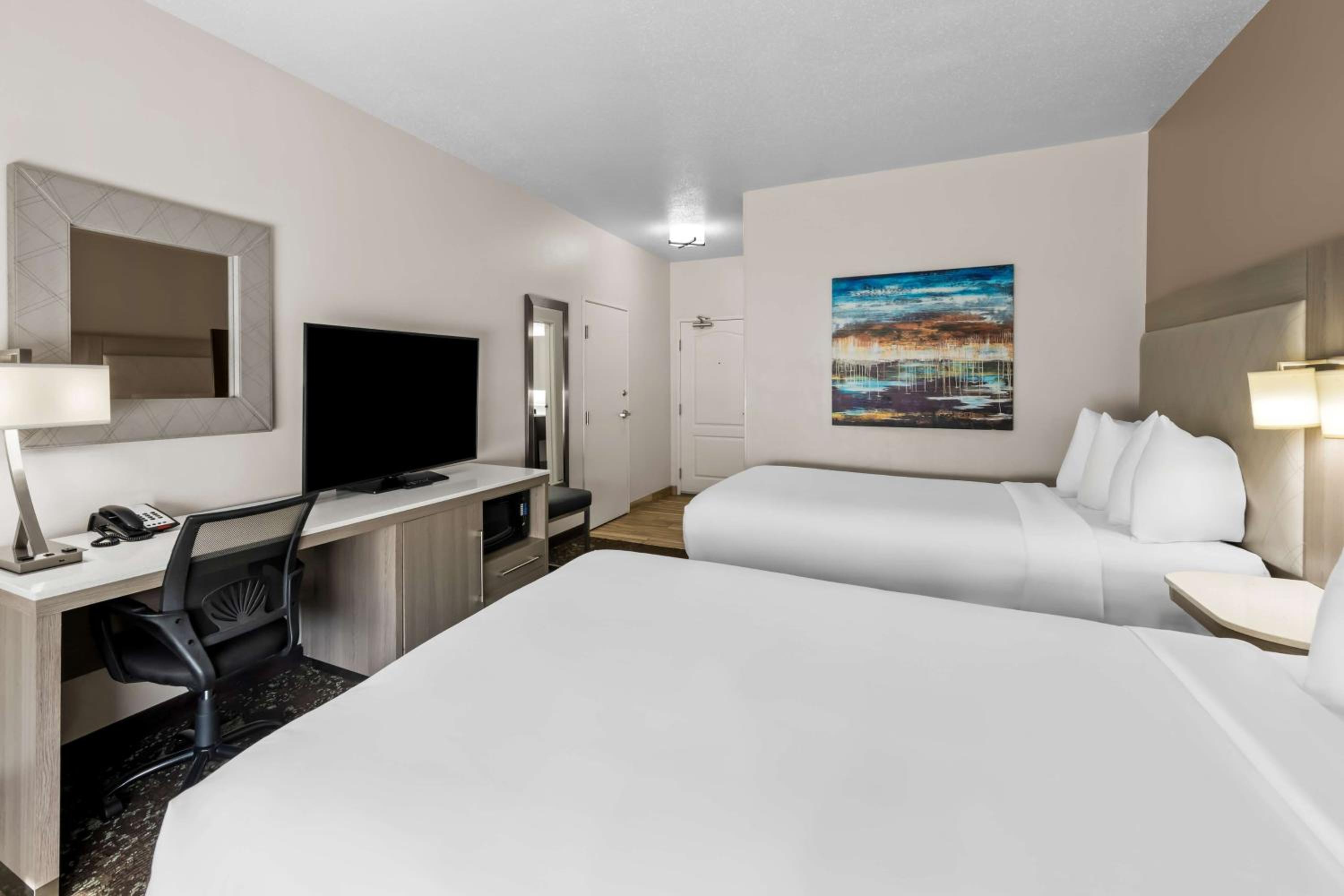 Queen Room with Two Queen Beds - Photo 3