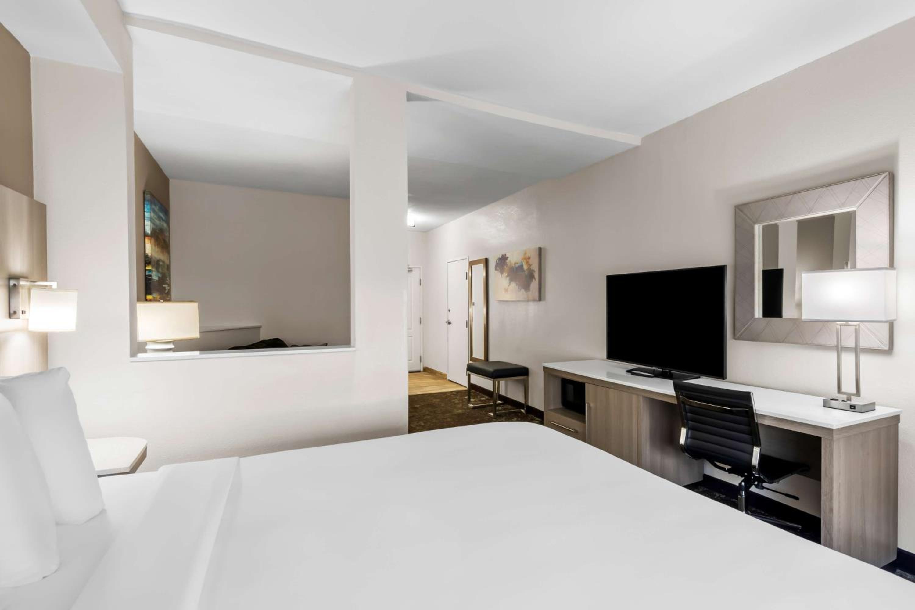 King Suite - Non-Smoking - Photo 2