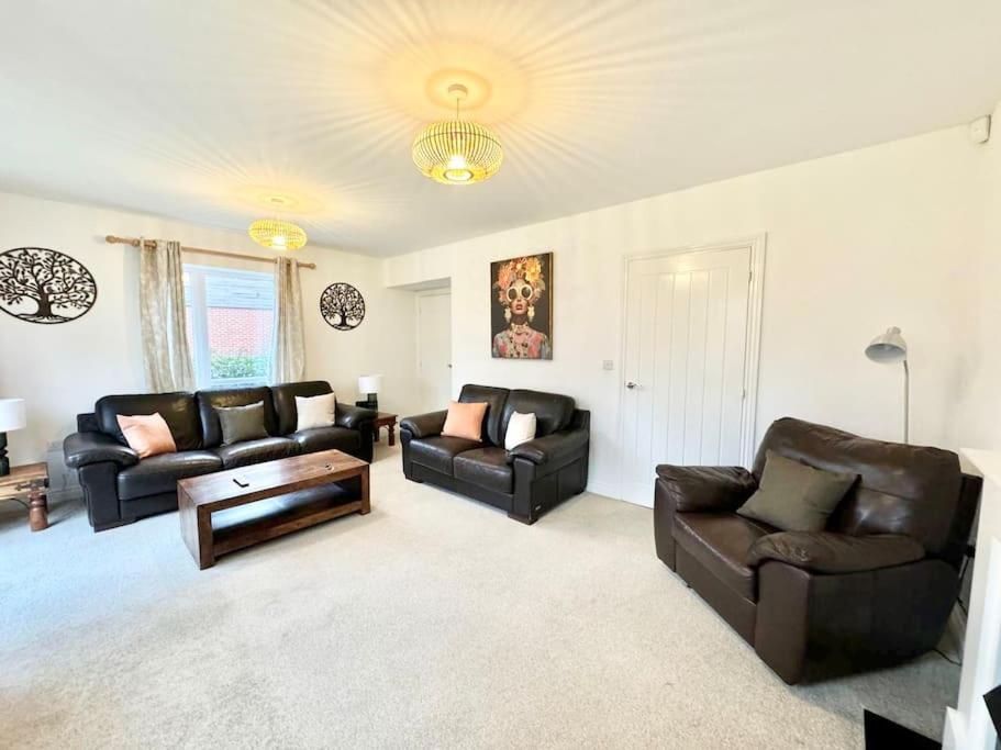 Four-Bedroom House photo 3