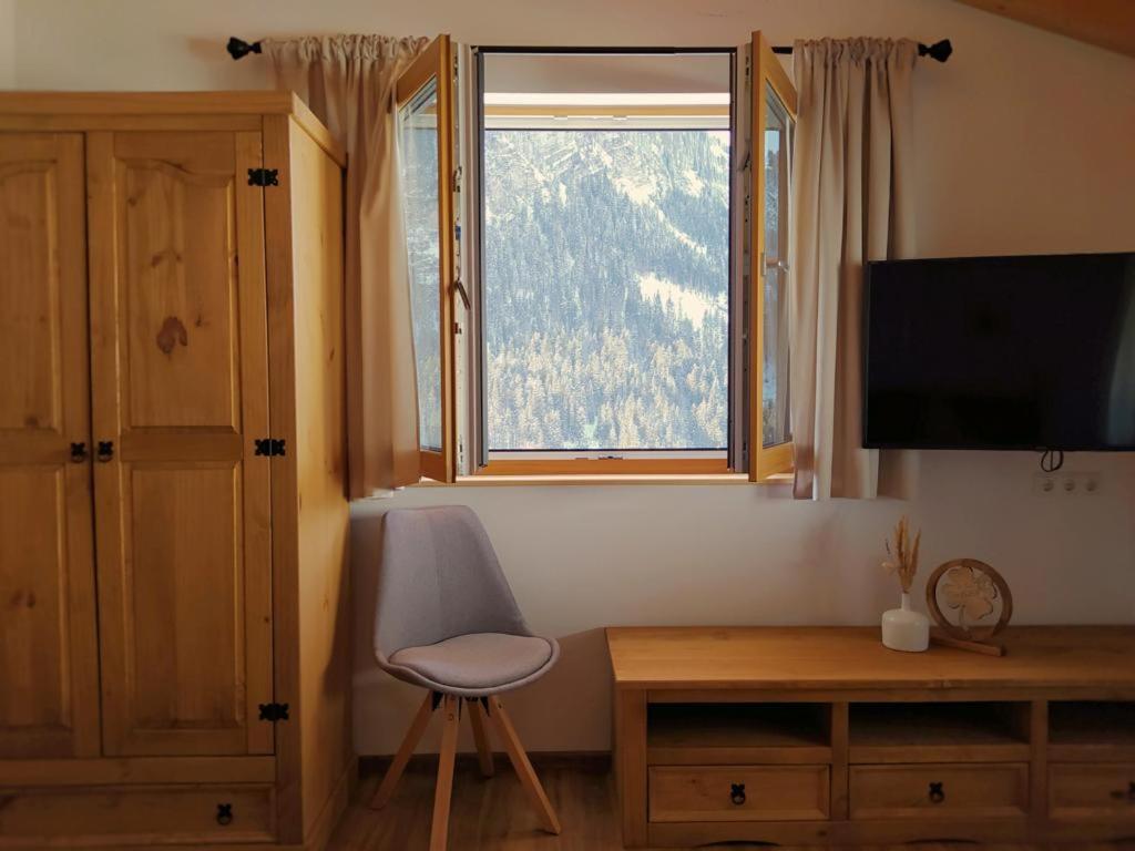 Double or Twin Room with Mountain View photo 3