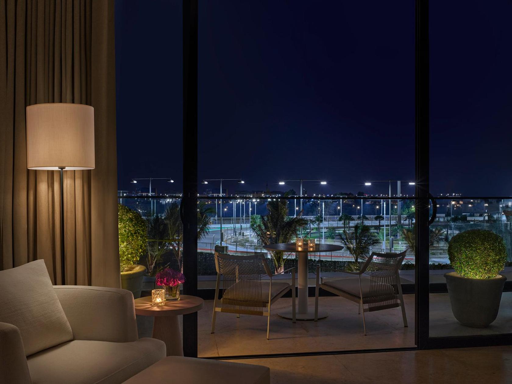 One-Bedroom Urban King Suite with Terrace photo 3