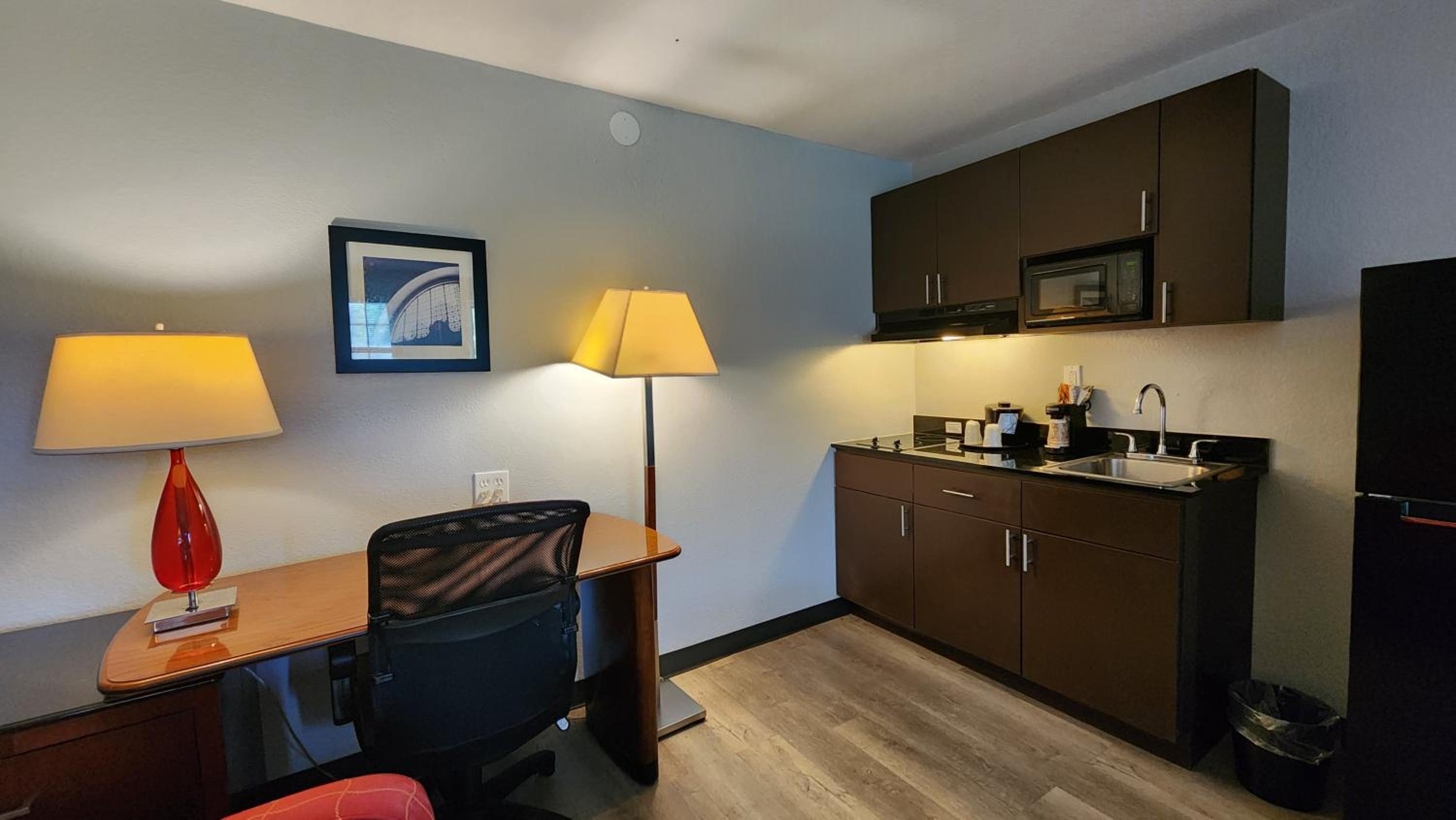 Deluxe King Room - Non-Smoking - Photo 3