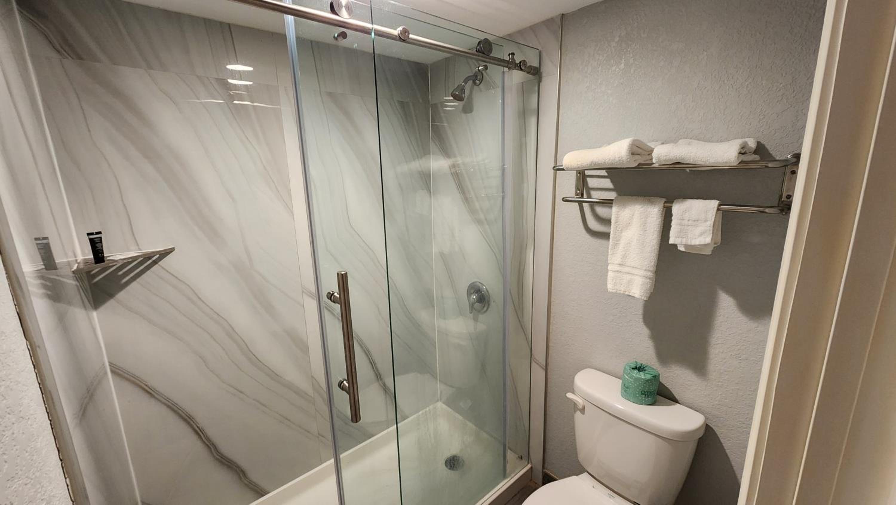 Deluxe King Room - Non-Smoking - Photo 8