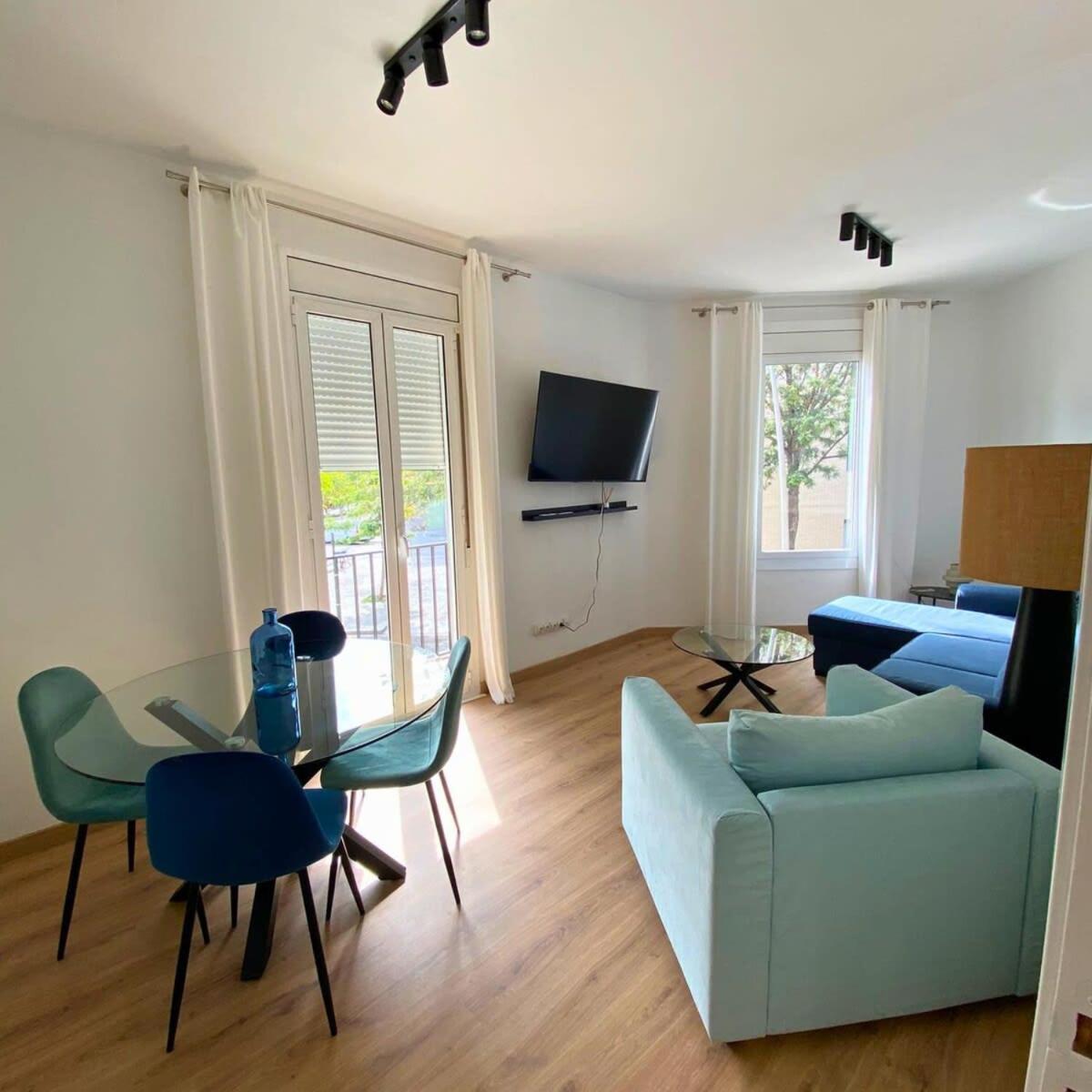 Three-Bedroom Apartment With Balcony photo 3
