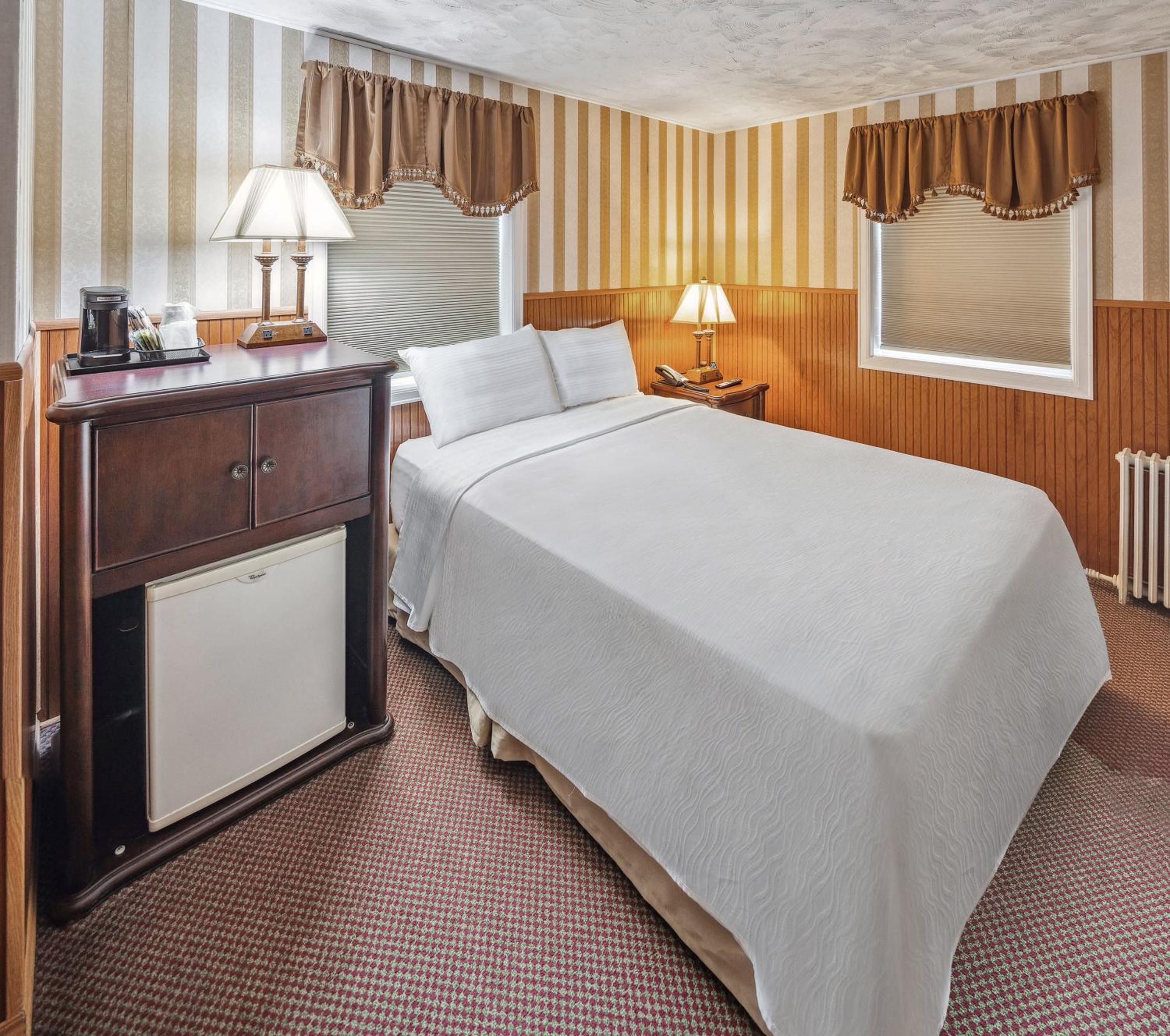 Historic Queen Room with Private Bathroom photo 3