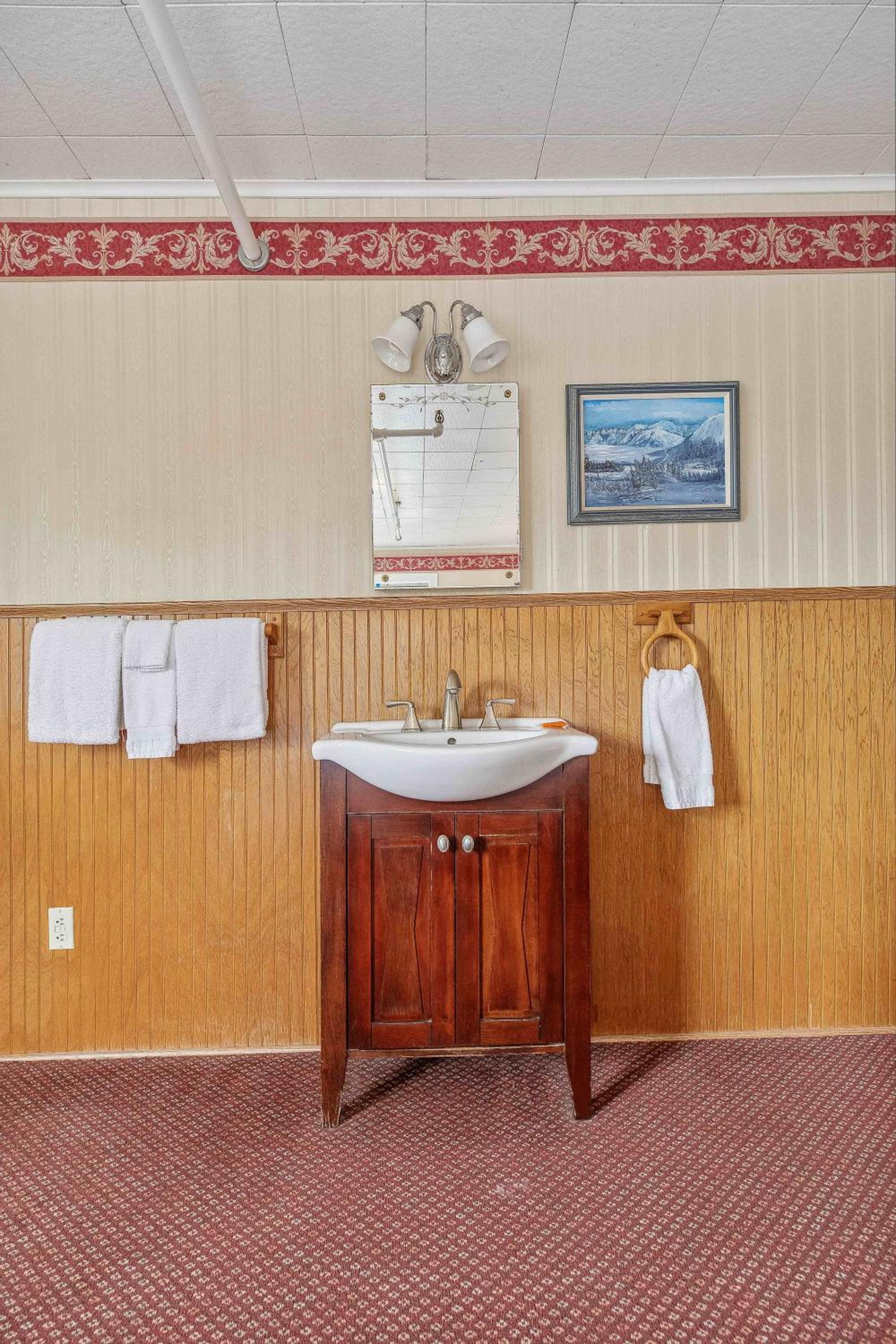 Queen Room with Shared Bathroom photo 2