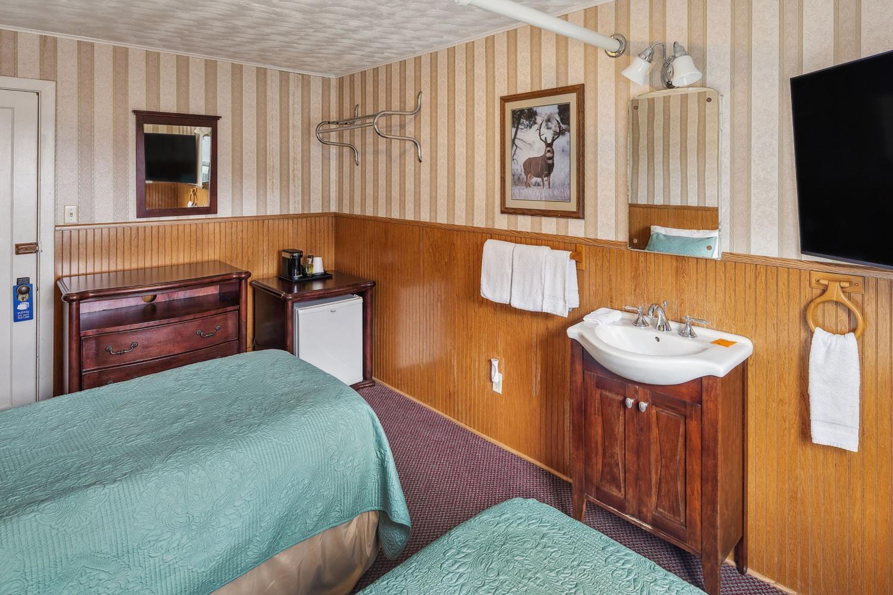 Historic Two Twin Beds with Shared Bathroom photo 2