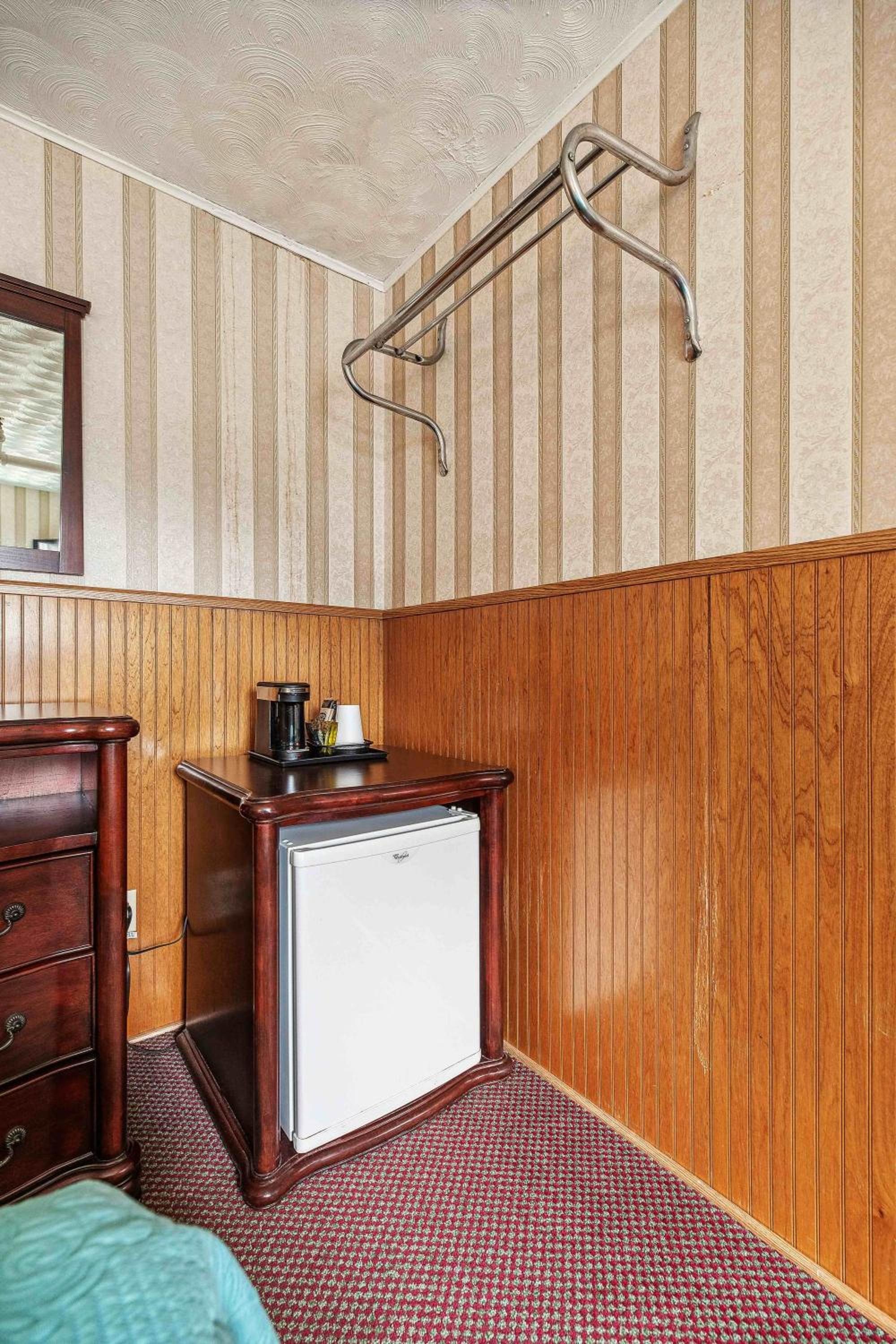Historic Two Twin Beds with Shared Bathroom photo 1