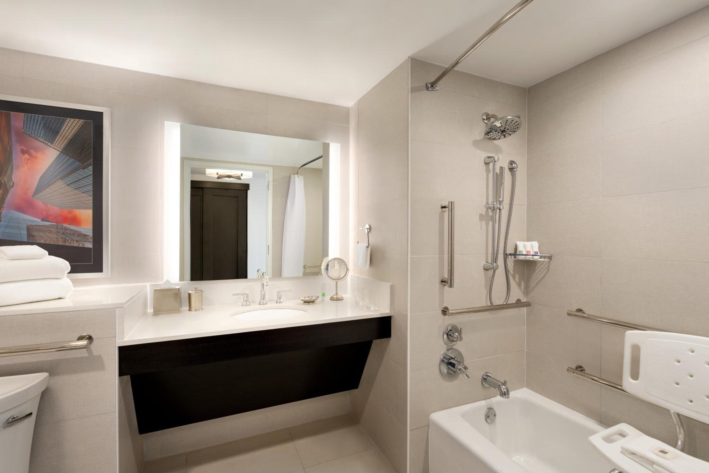 Double Room with Two Double Beds and Bath Tub - Disability Access/River View - Photo 5