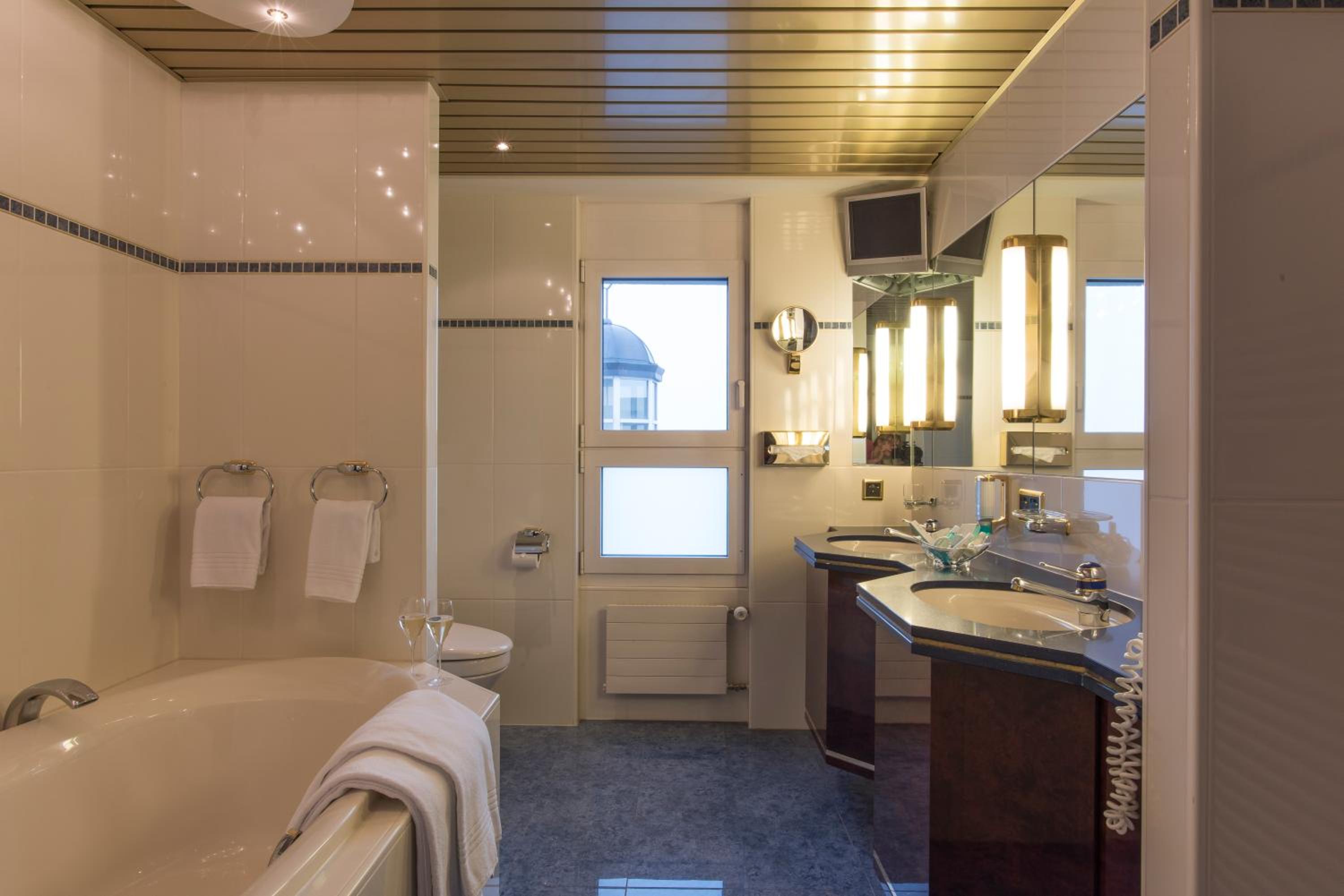 Suite - Lake View - Photo 6