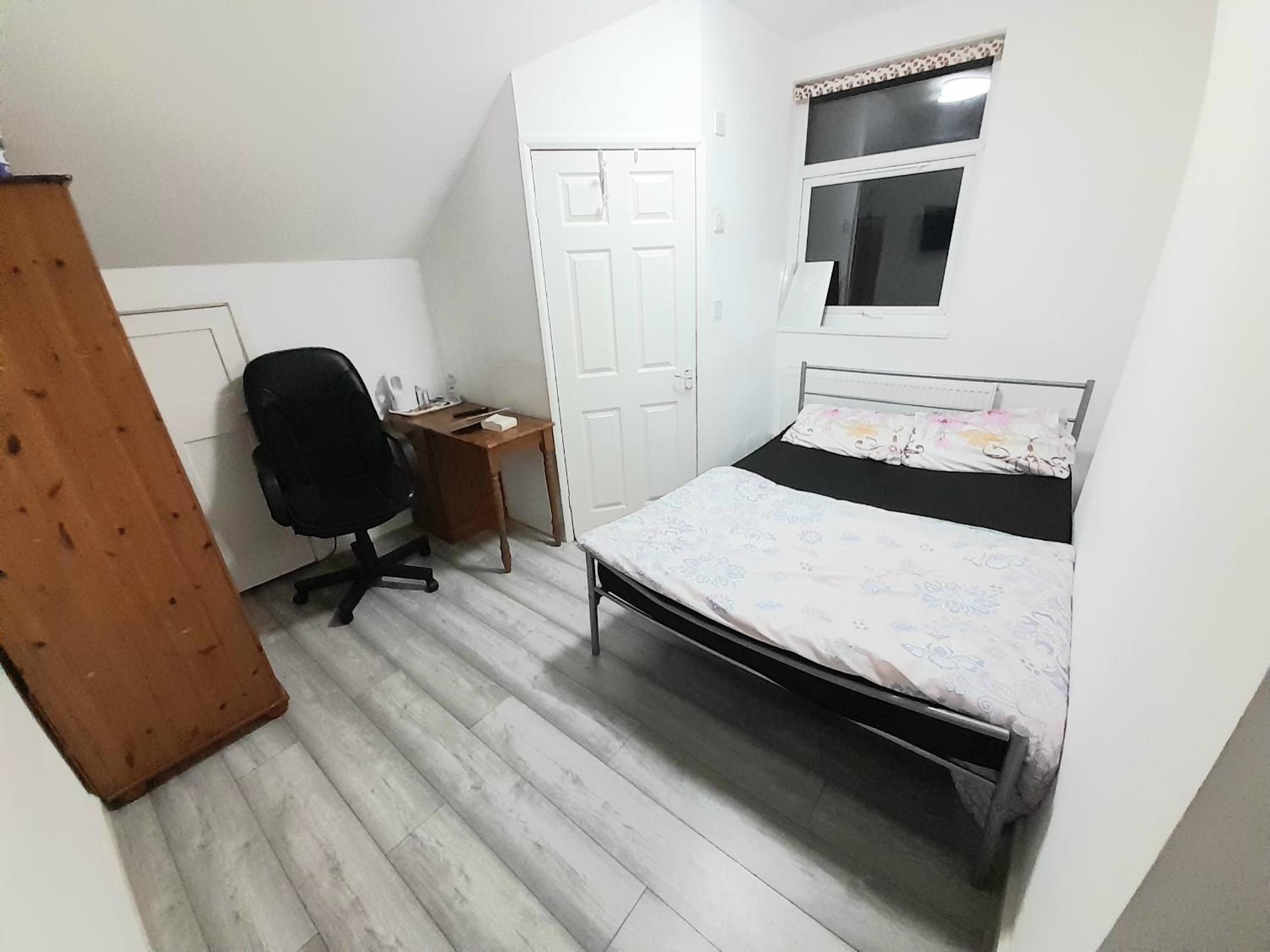 Room with attached bathroom Free parking photo 1