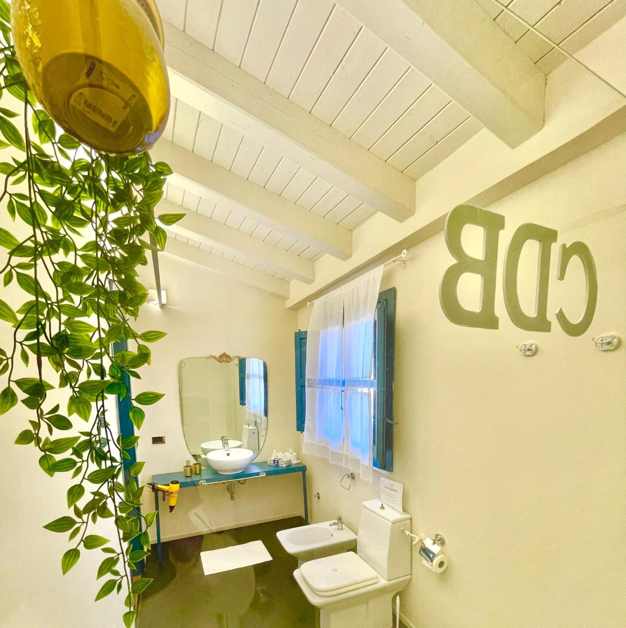Deluxe Suite with Spa Bath - Photo 6