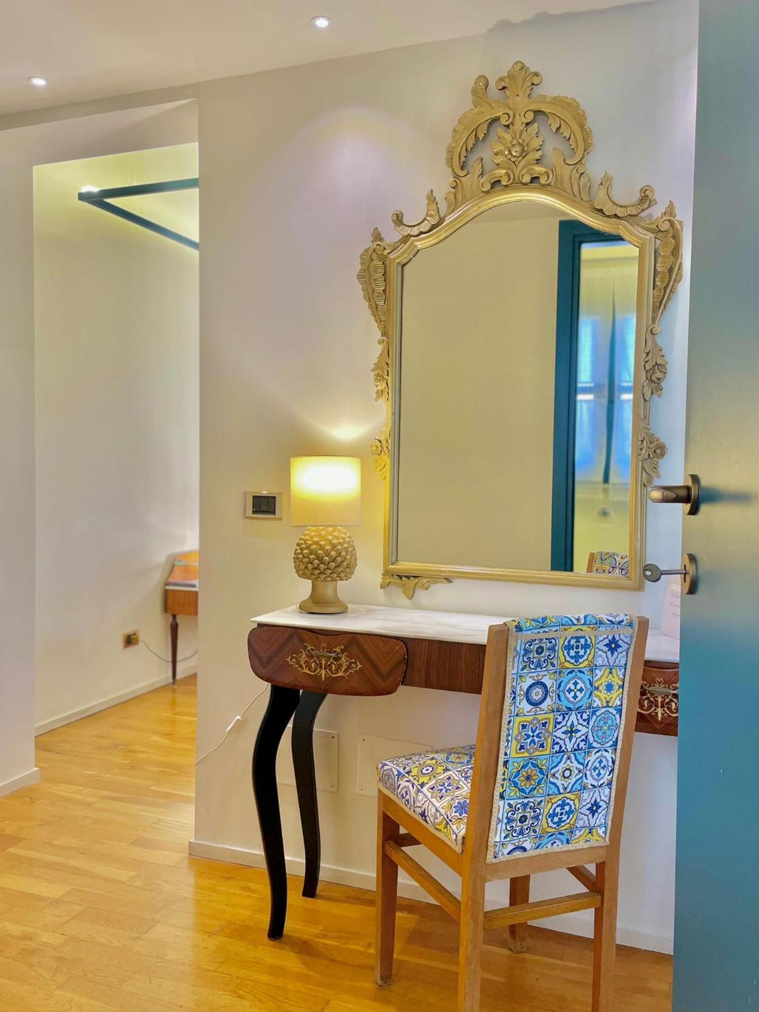 Deluxe Suite with Spa Bath - Photo 11