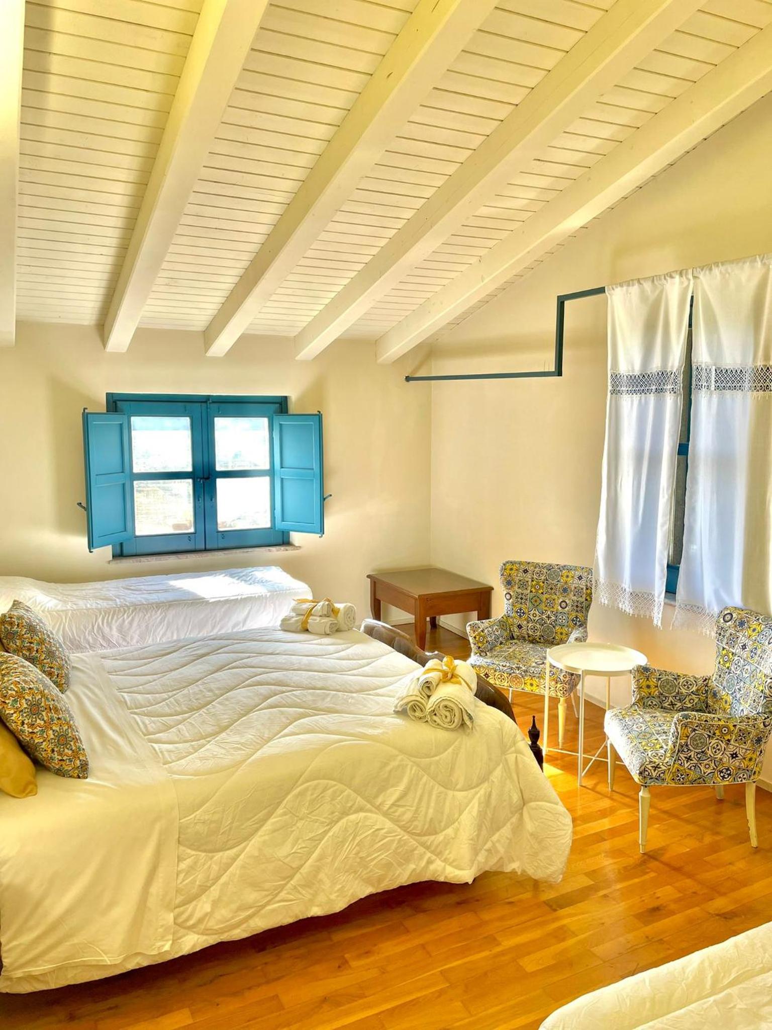Deluxe Suite with Spa Bath - Photo 13