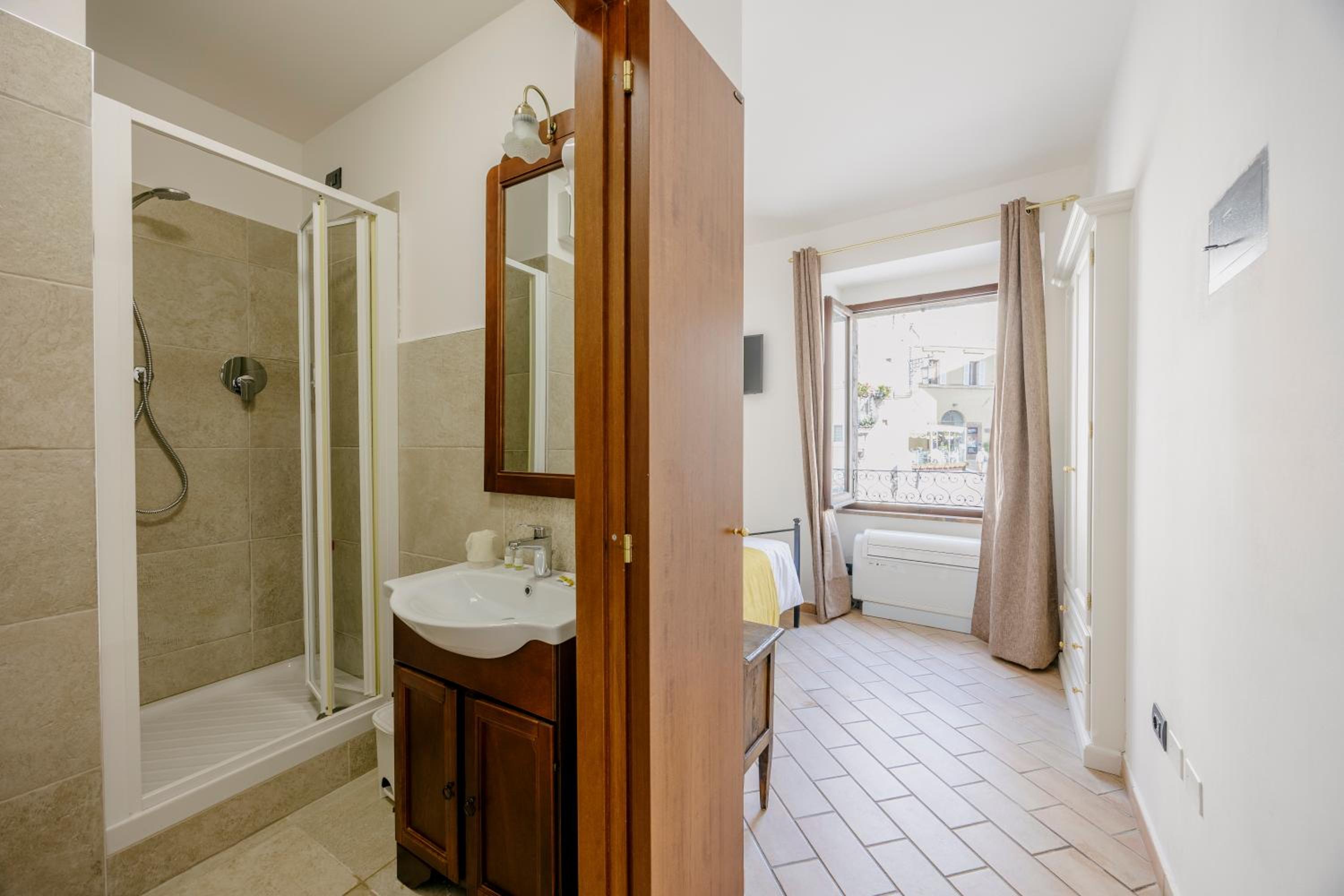Double Room with Private Bathroom photo 2