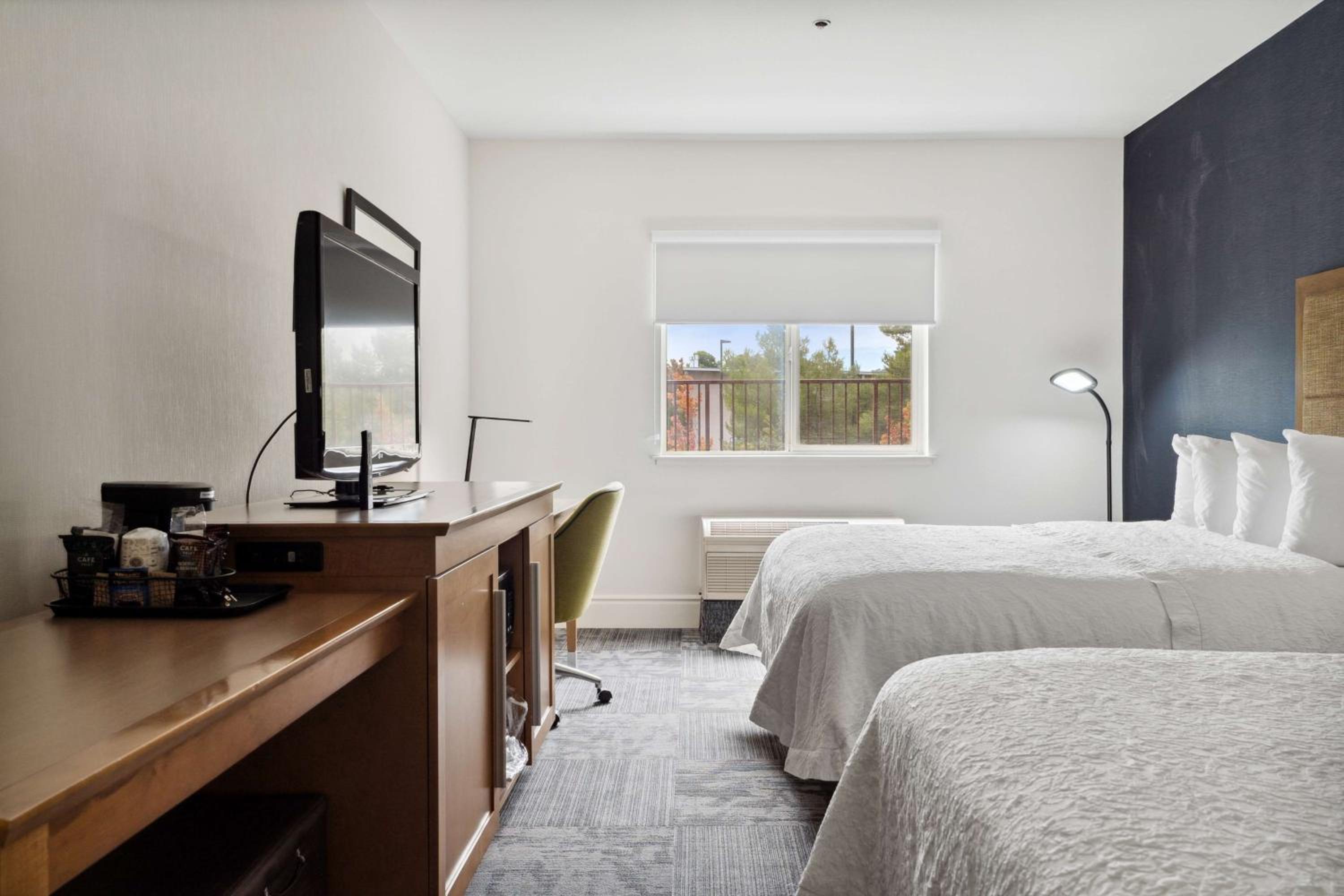 Queen Studio Suite - Photo 9