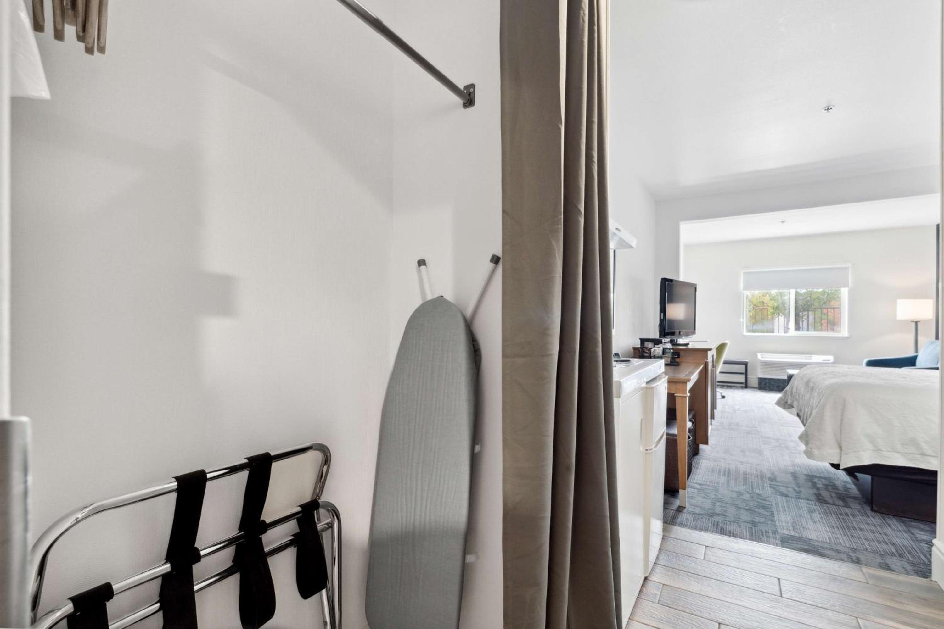 King Studio with Sofa Bed - Non-Smoking - Photo 5