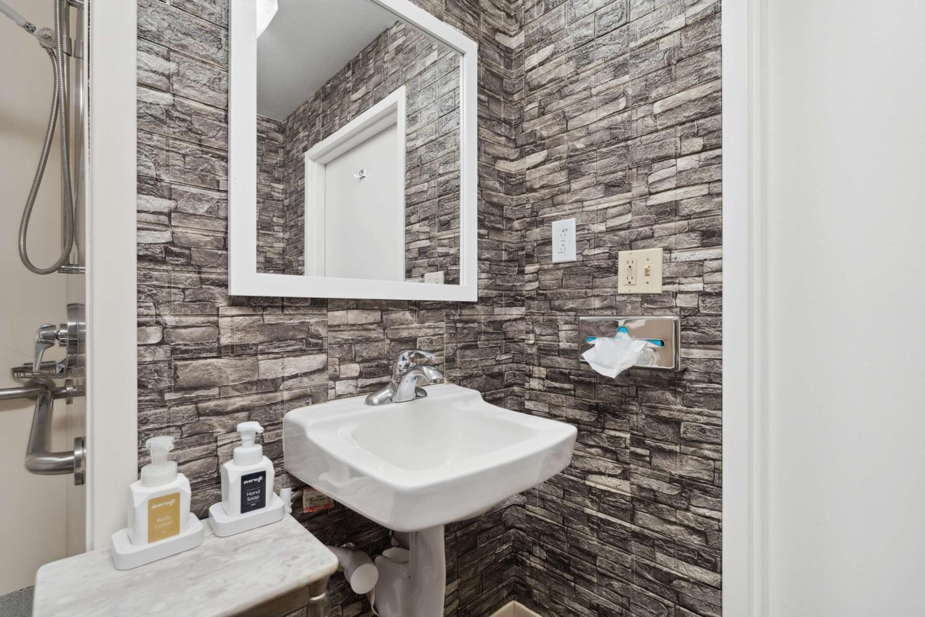 King Room with Roll-In Shower - Disability Access - Photo 16