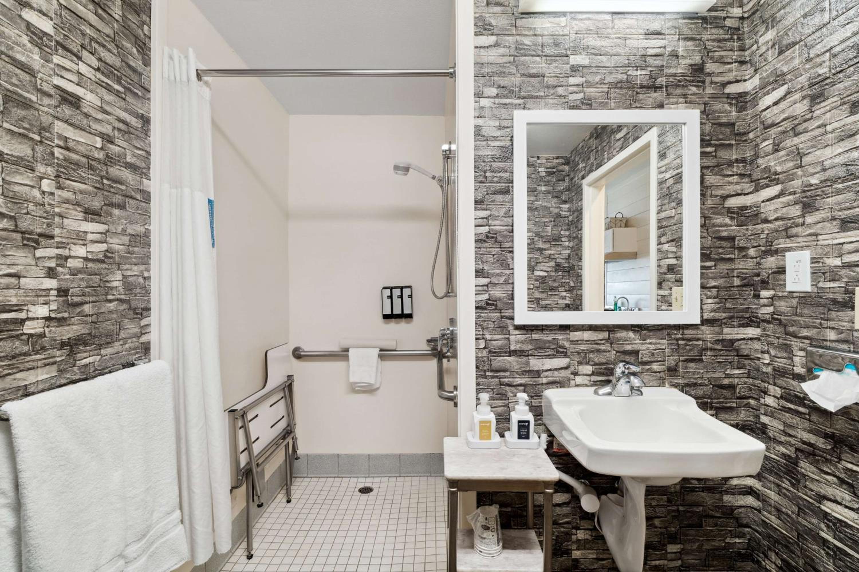 King Room with Roll-In Shower - Disability Access - Photo 17