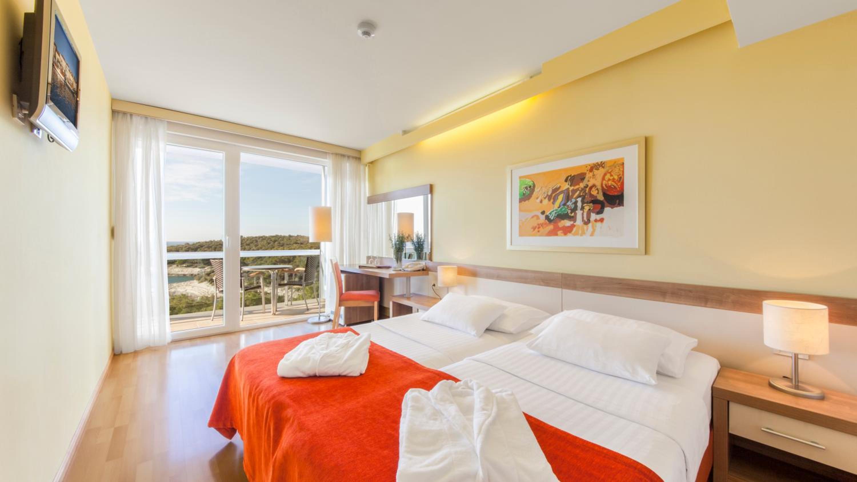 Standard Twin Room with Extra Bed,Sea Side and Balcony - Photo 5