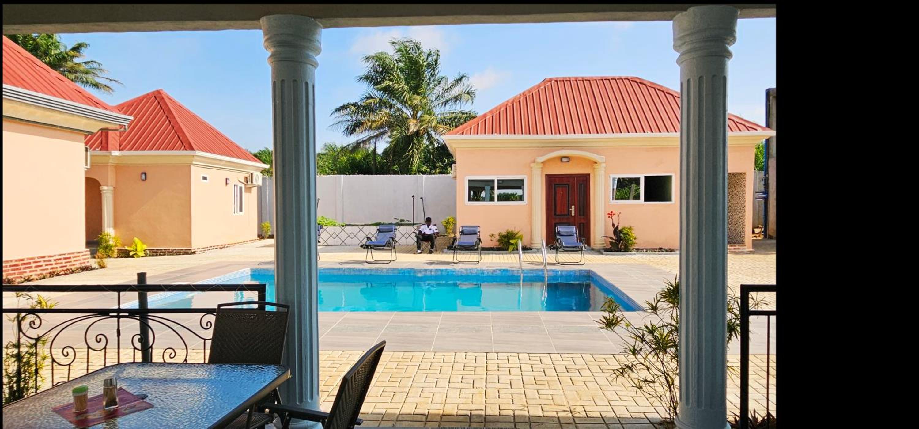 Queen Suite with Pool View photo 3
