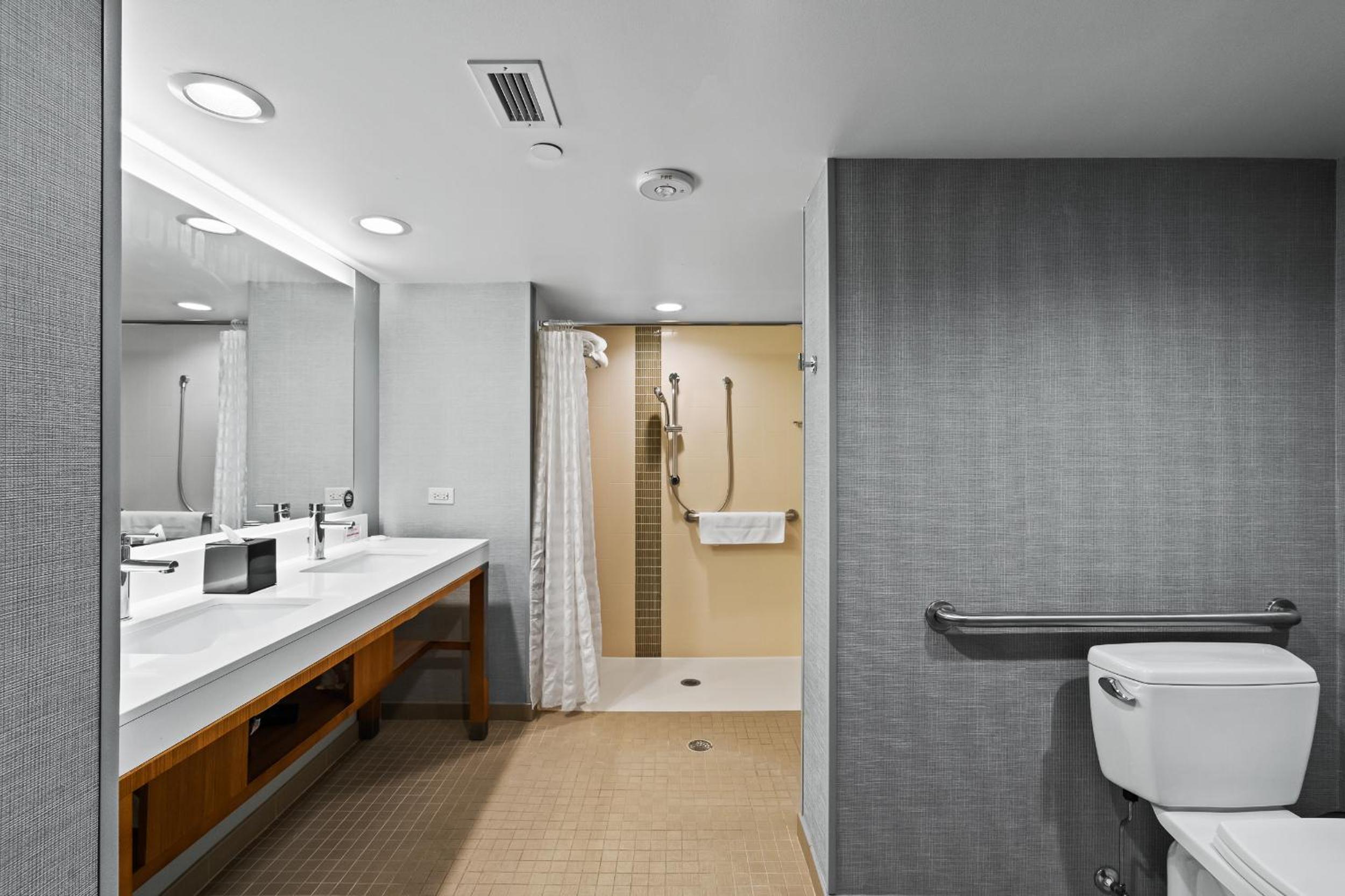Queen Room with Two Queen Beds and Roll-In Shower - Disability Access - Photo 2