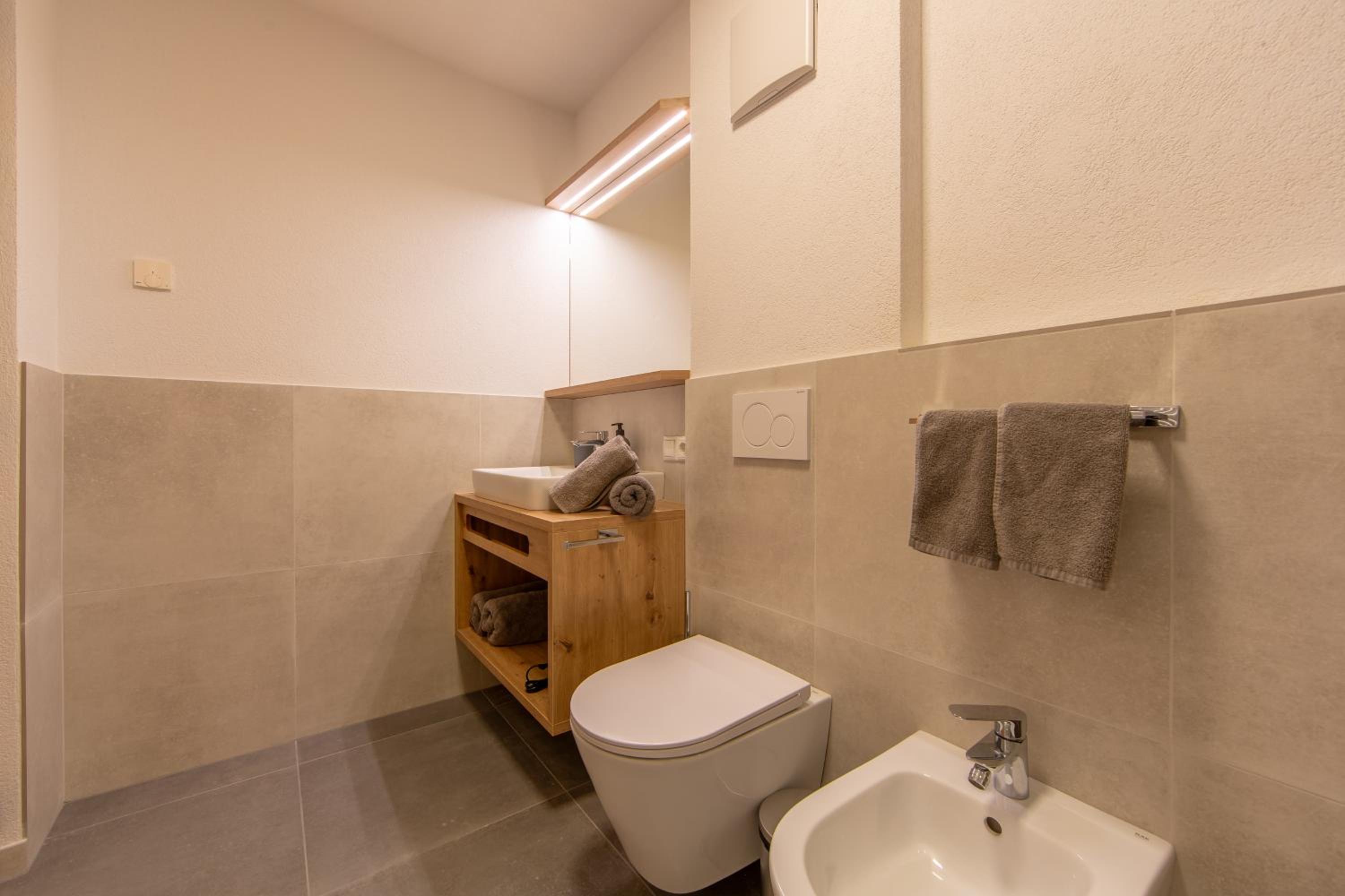 One-Bedroom Apartment With Balcony And Mountain View   photo 2