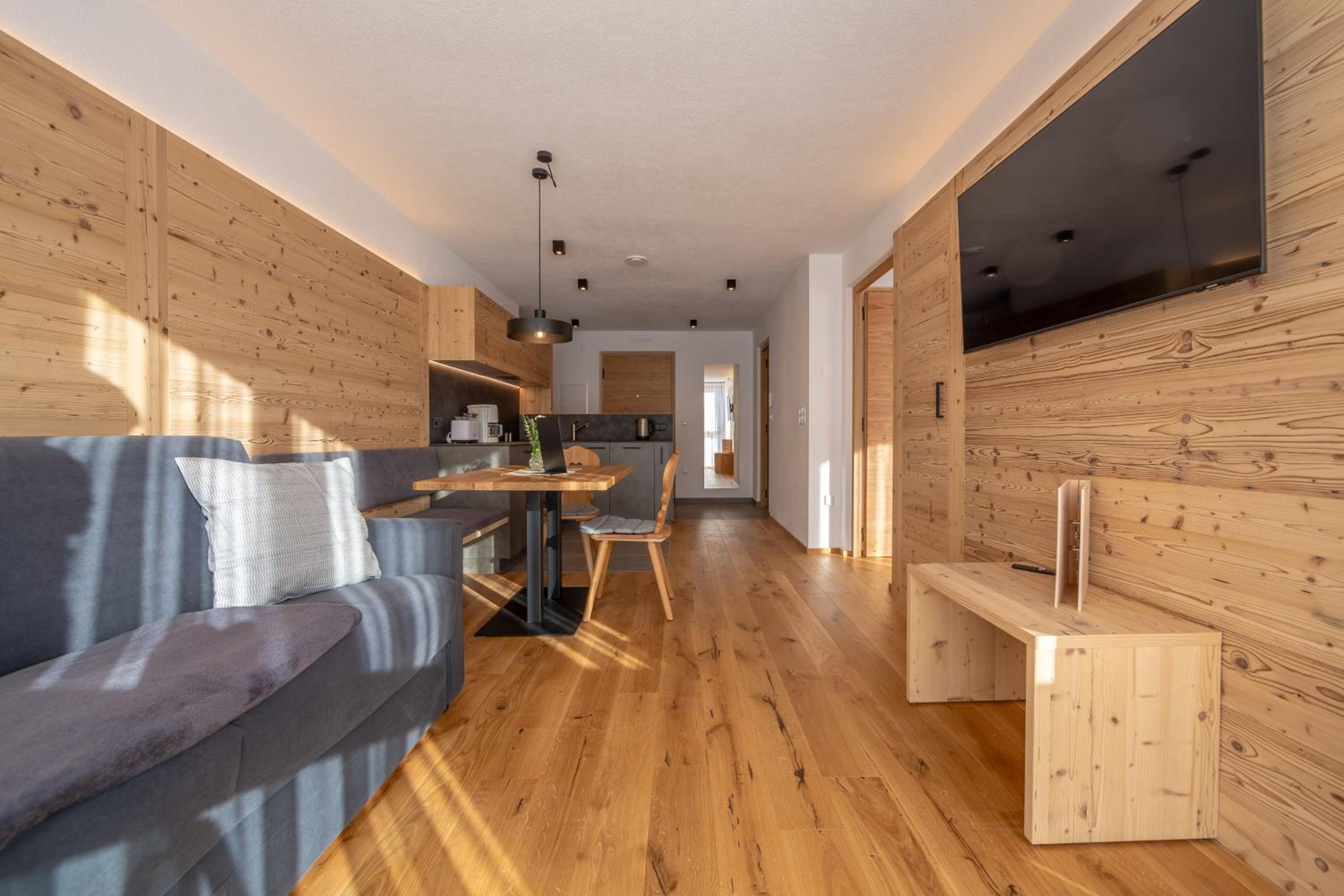 One-Bedroom Apartment With Balcony And Mountain View   photo 1