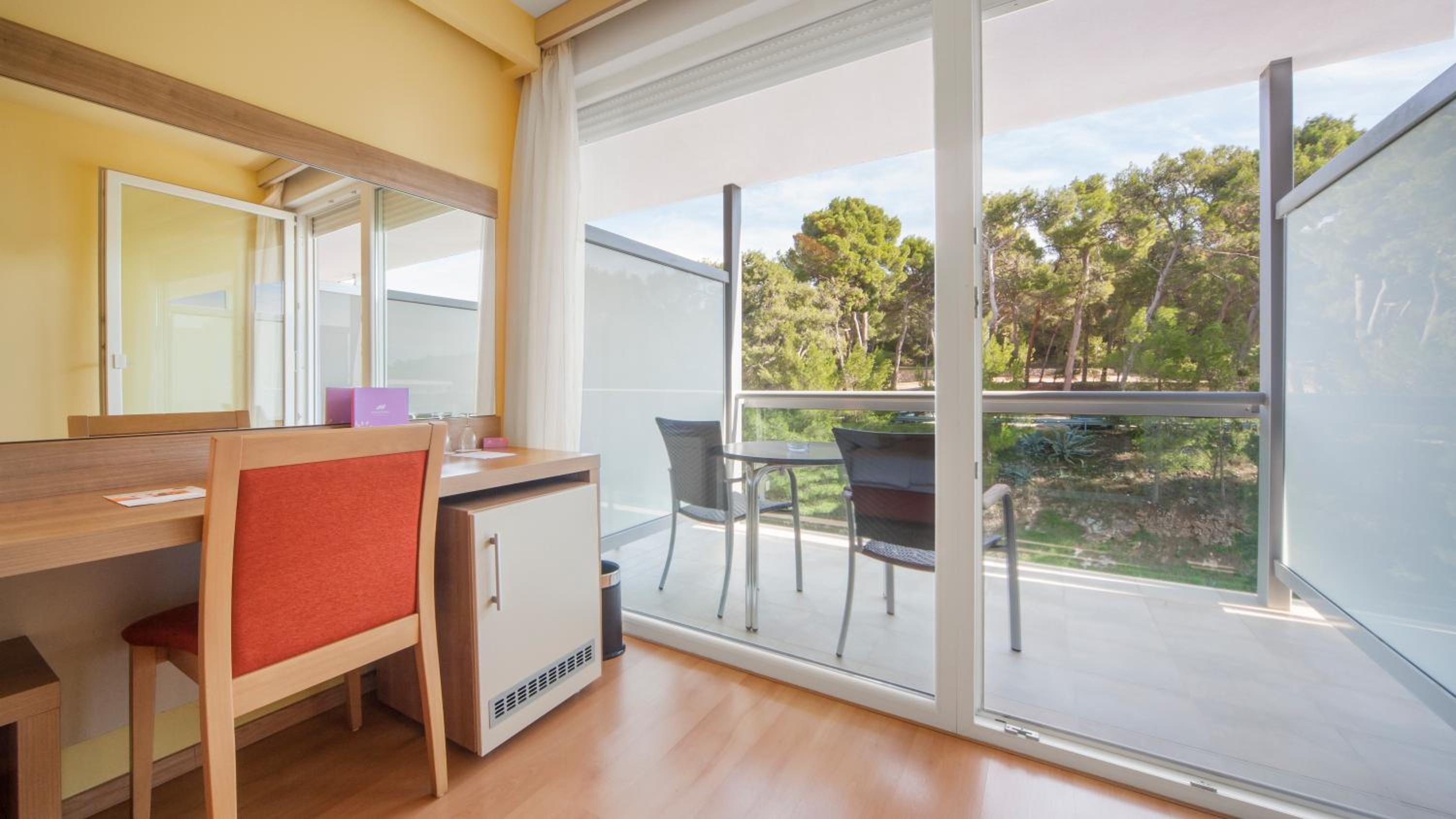 Standard Double or Twin Room with Balcony - Photo 5
