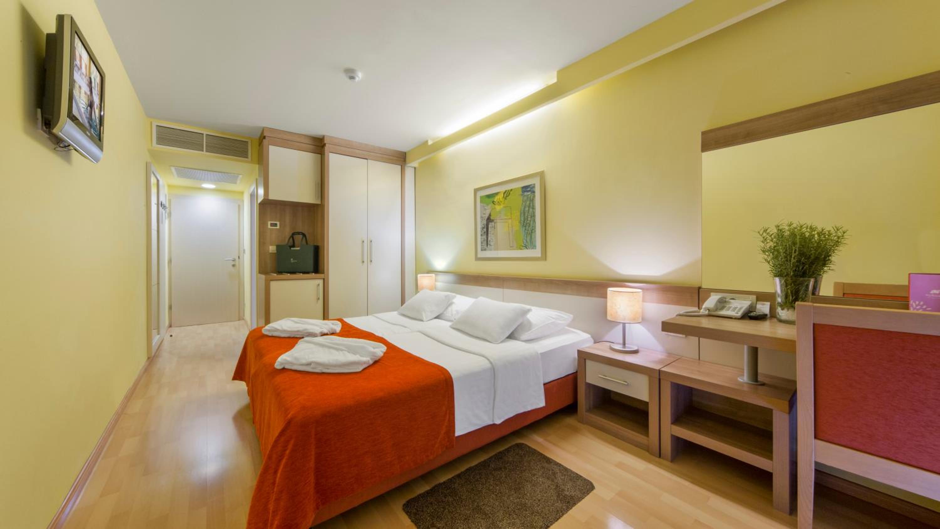 Classic Double Room with Balcony - Photo 1