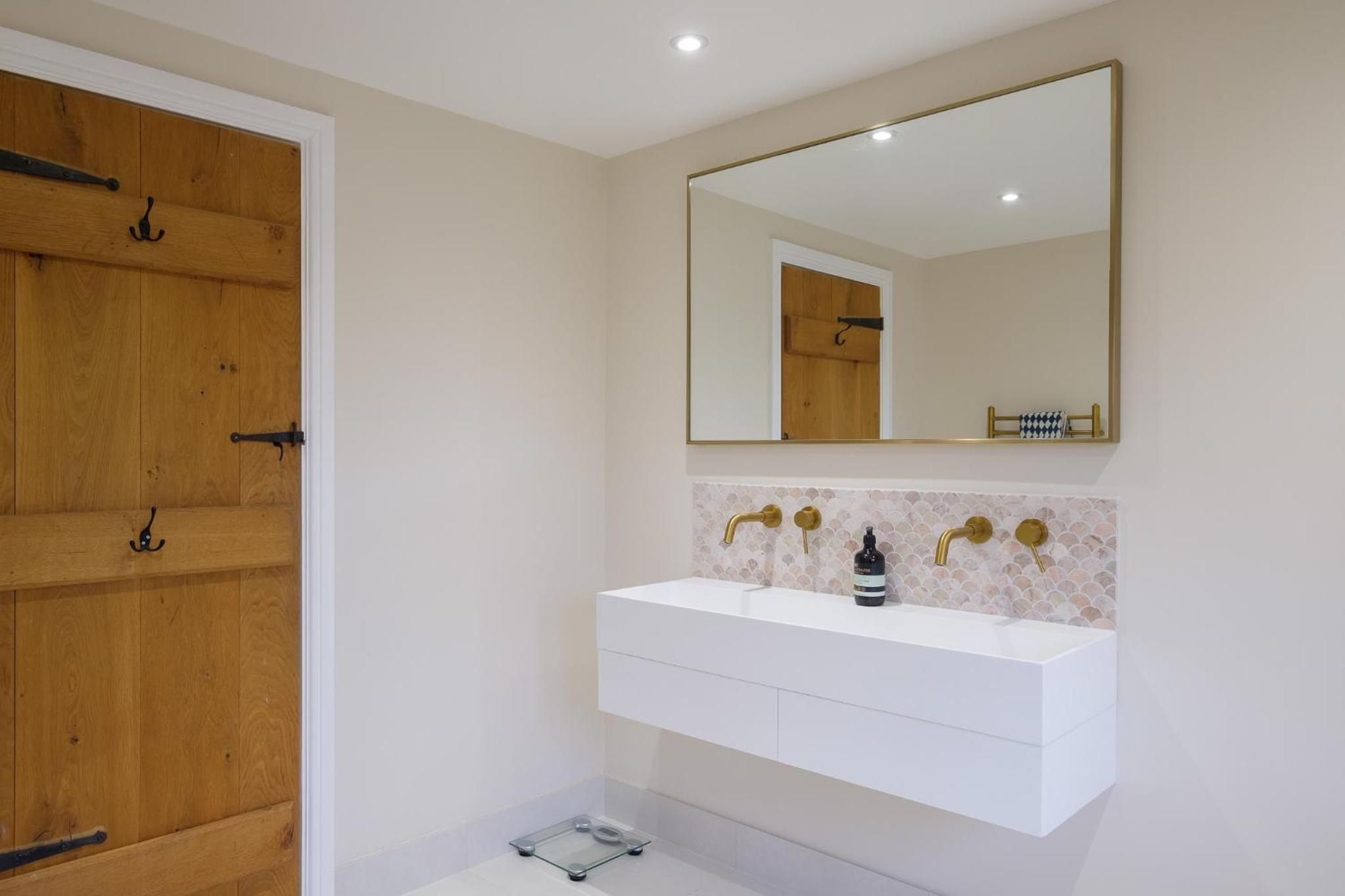 Seven-Bedroom House photo 2
