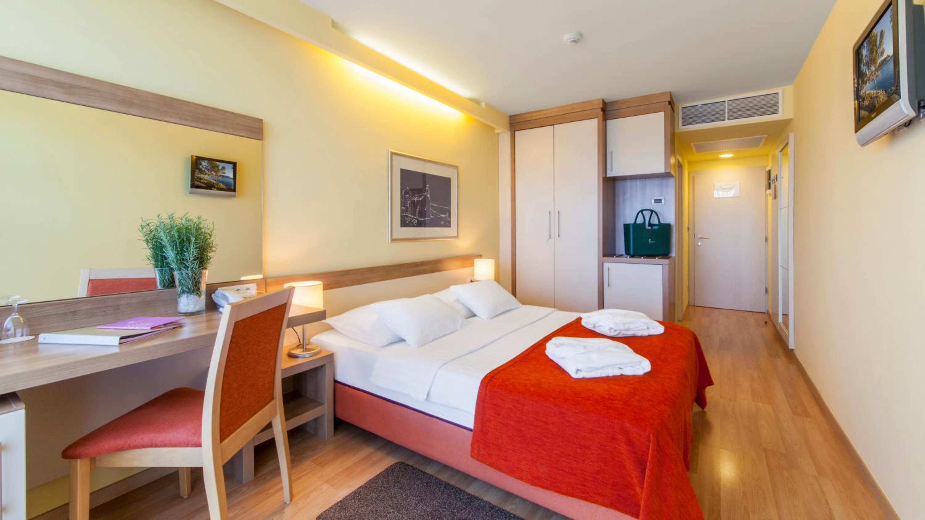 Standard Double Room with Balcony and Sea Side - Photo 1