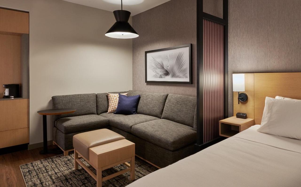 Queen Room with Two Queen Beds and Sofa Bed - High Floor photo 1
