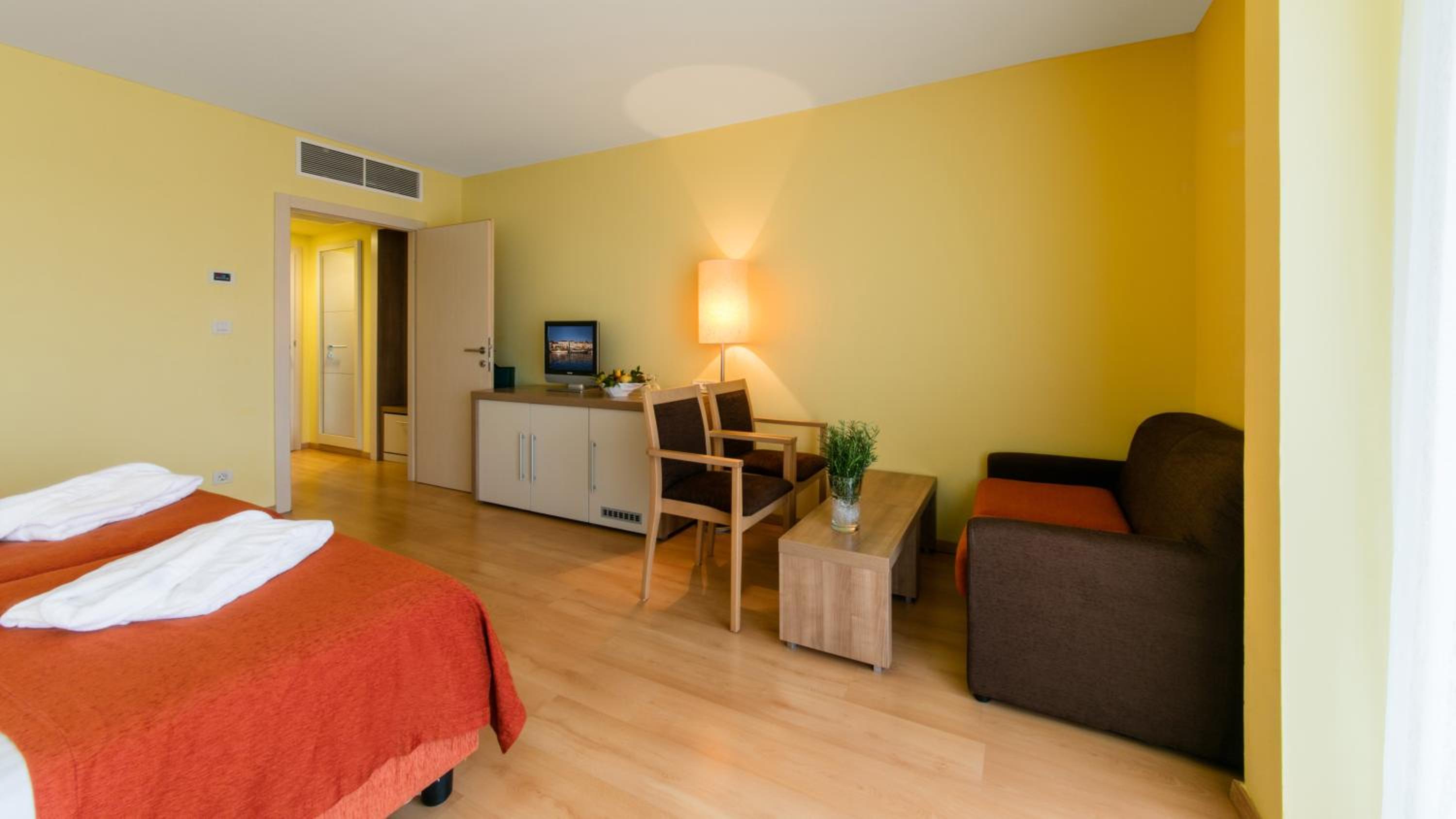 Premium Twin Room with Balcony  - Photo 4