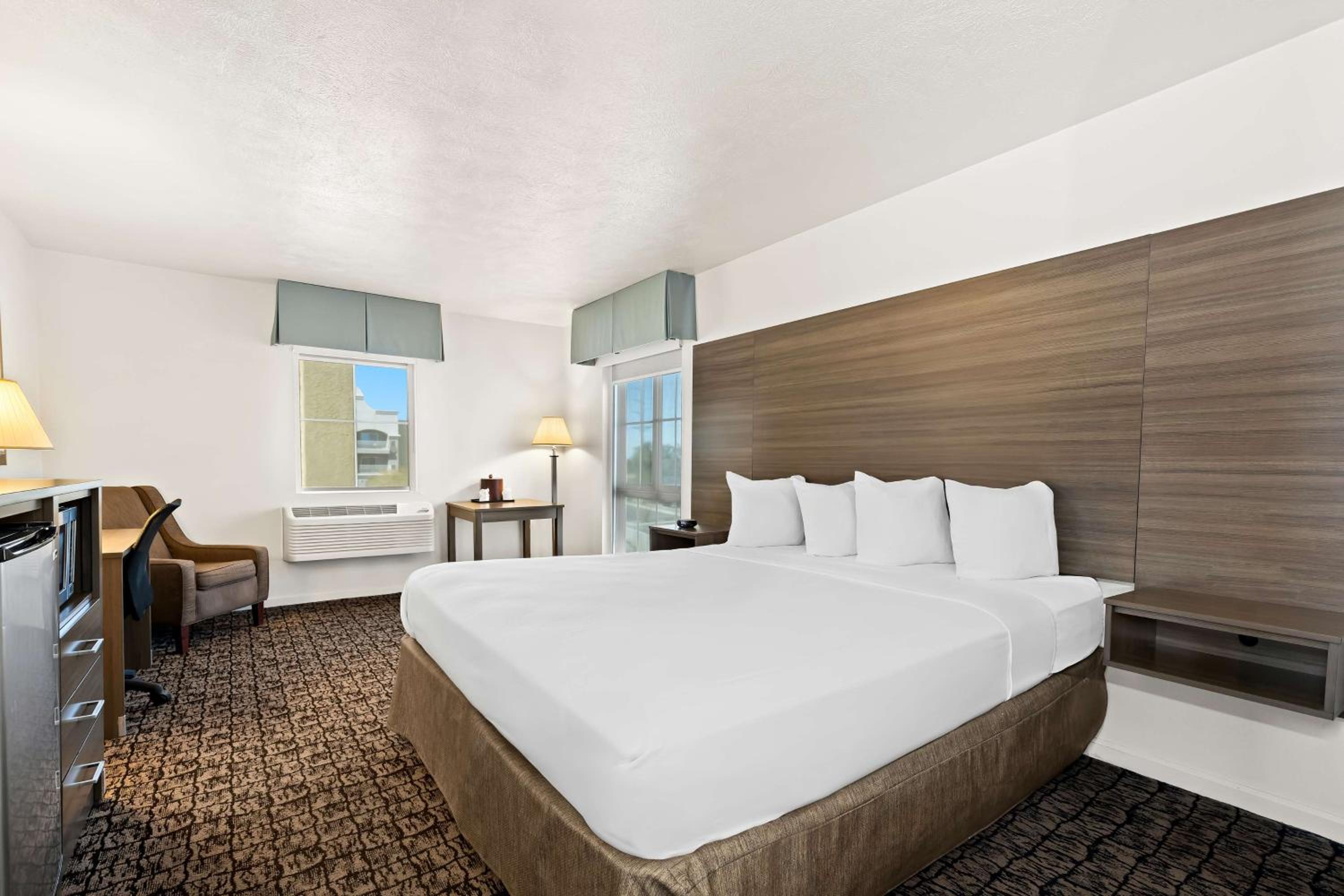 Executive King Room with Two King Beds - Non-Smoking photo 1