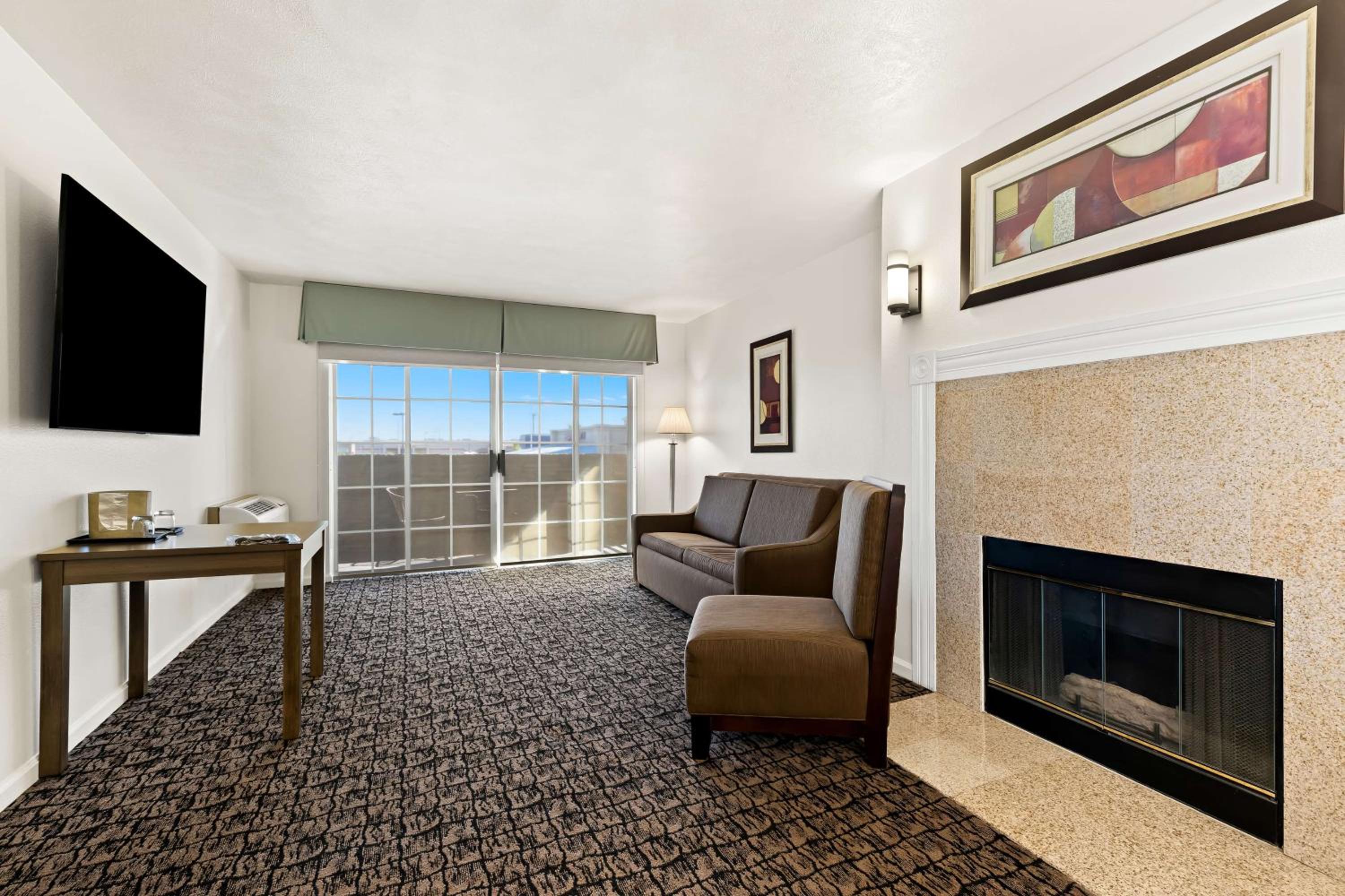 King Suite with Bathtub - Disability Access/Non-Smoking photo 3