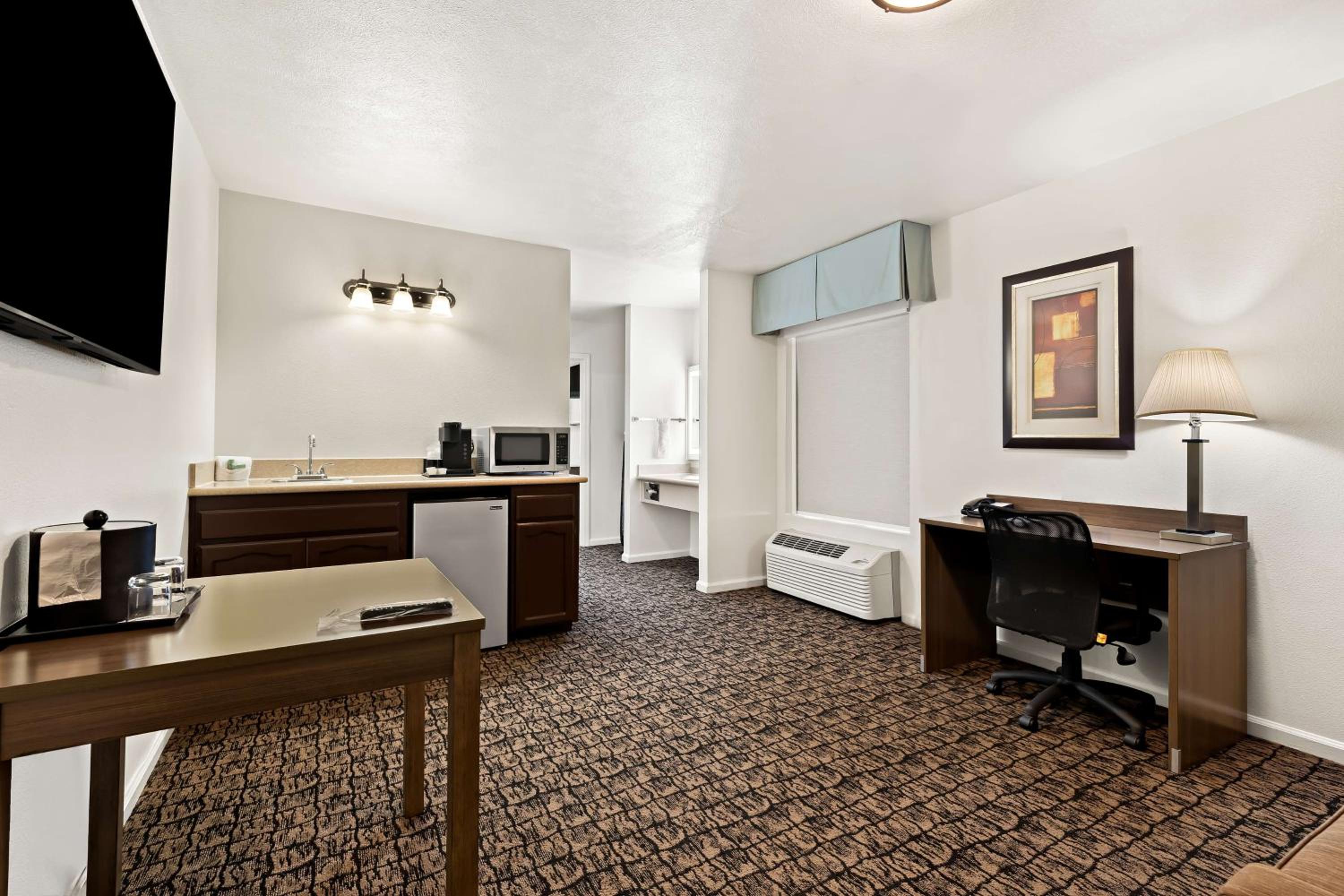 King Suite - Non-Smoking photo 1