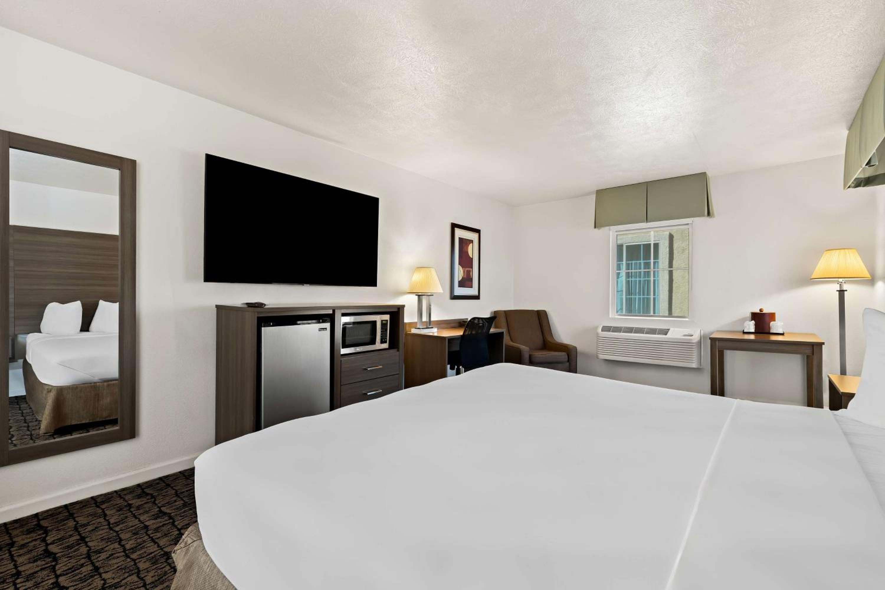 King Room with Roll in Shower - Disability Access photo 2