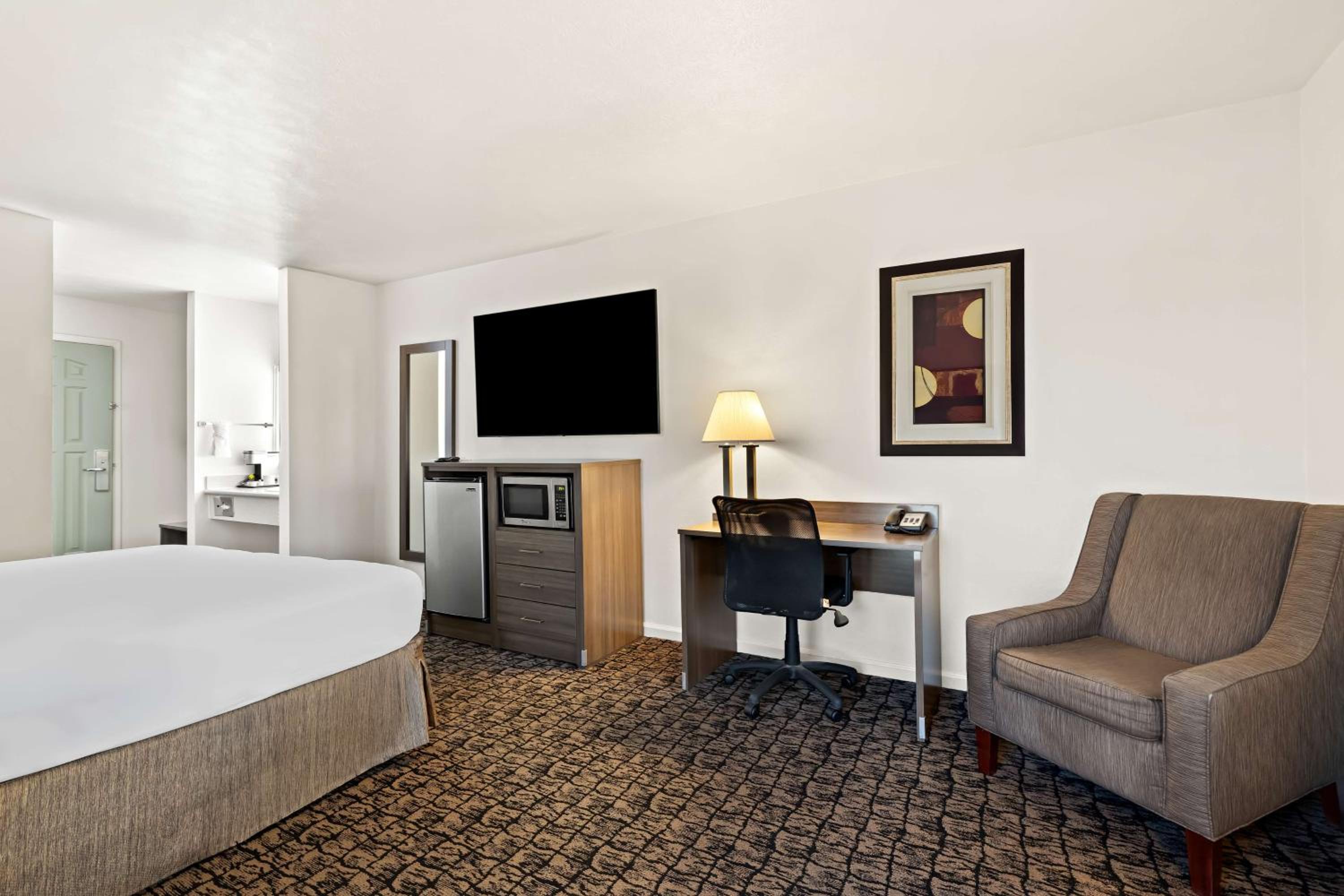 King Room - Non-Smoking photo 2