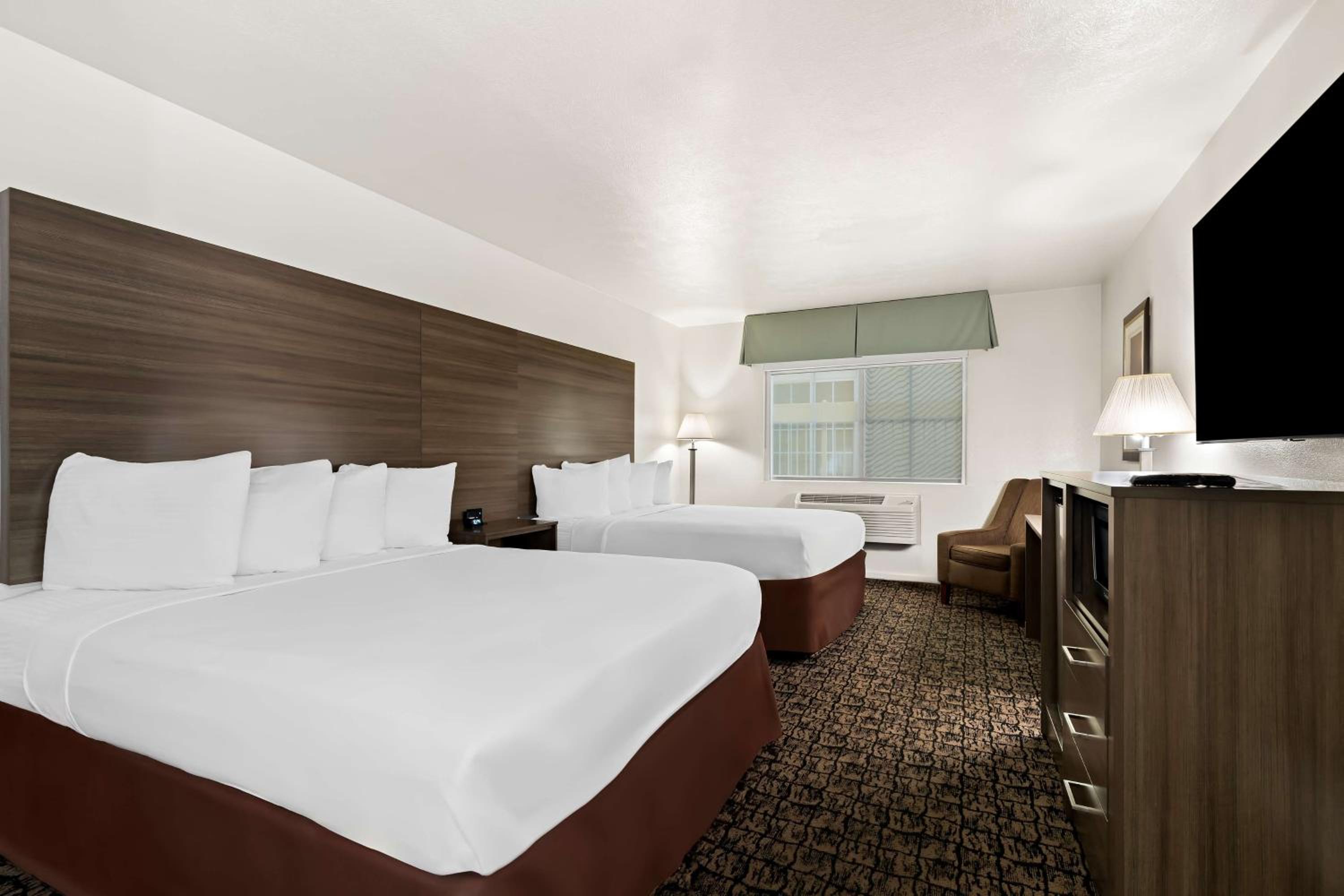 Queen Room with Two Queen Beds - Non-Smoking photo 1