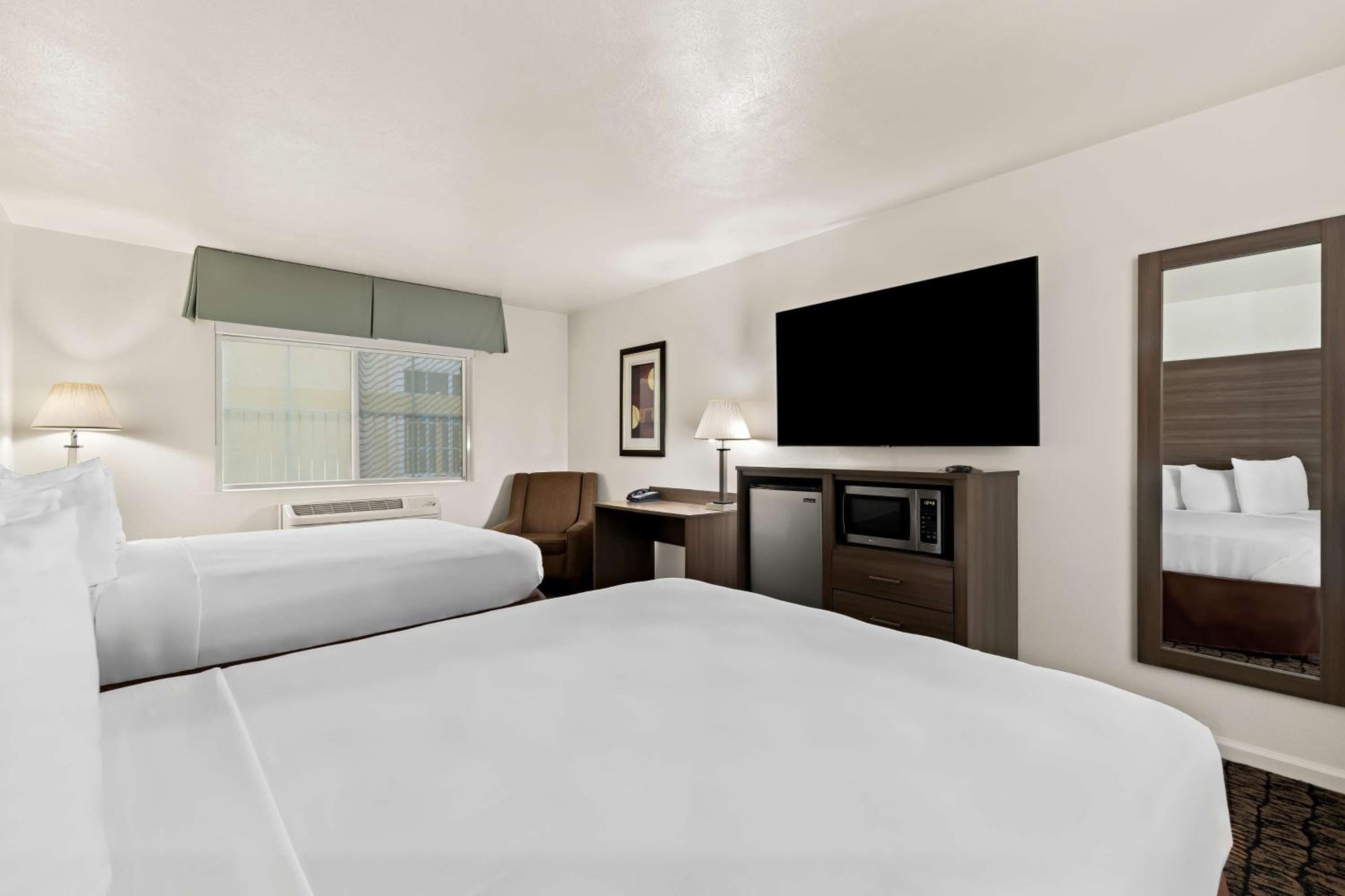 Executive King Room with Two King Beds - Non-Smoking photo 2