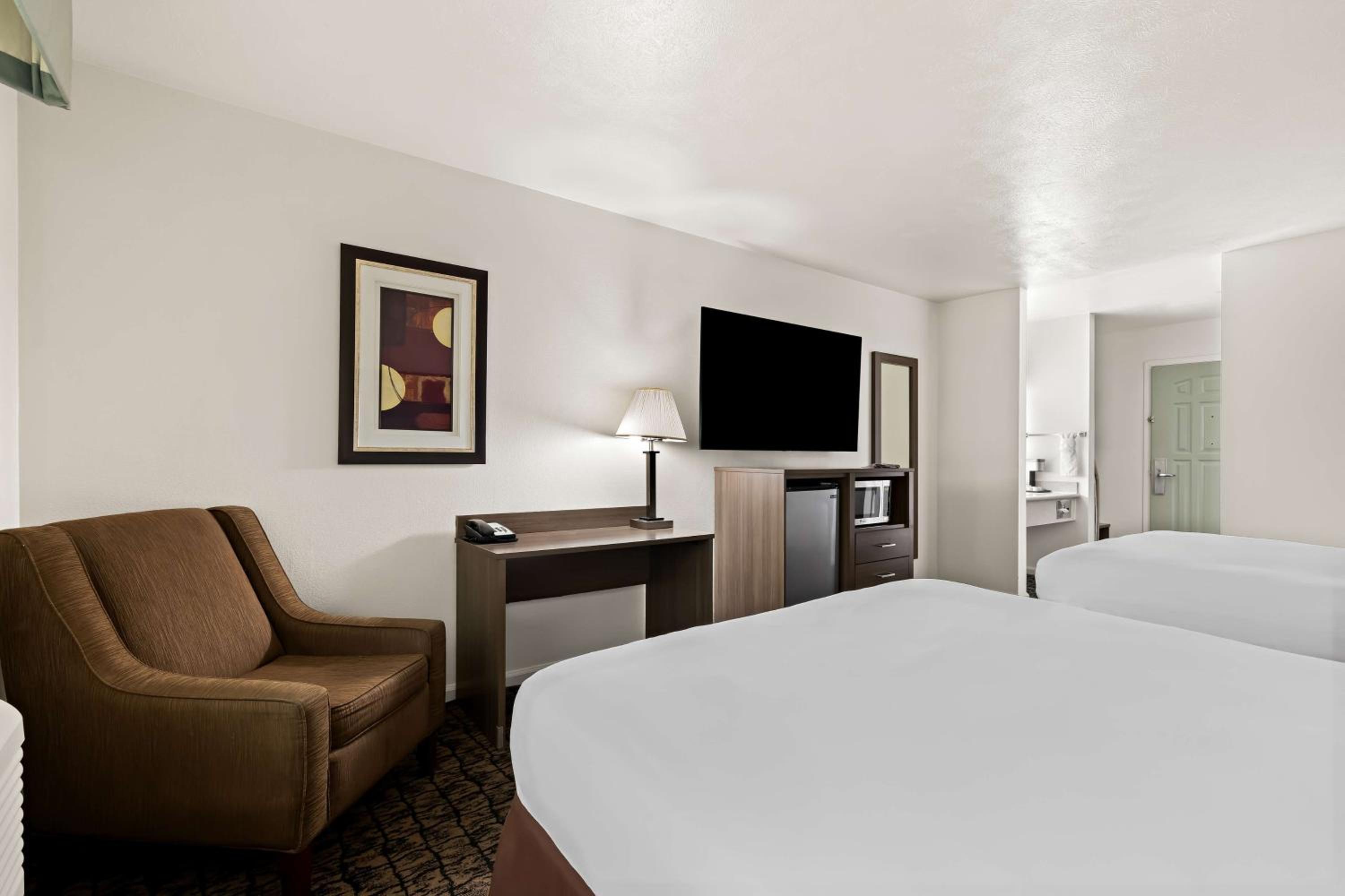Executive King Room with Two King Beds - Non-Smoking photo 3