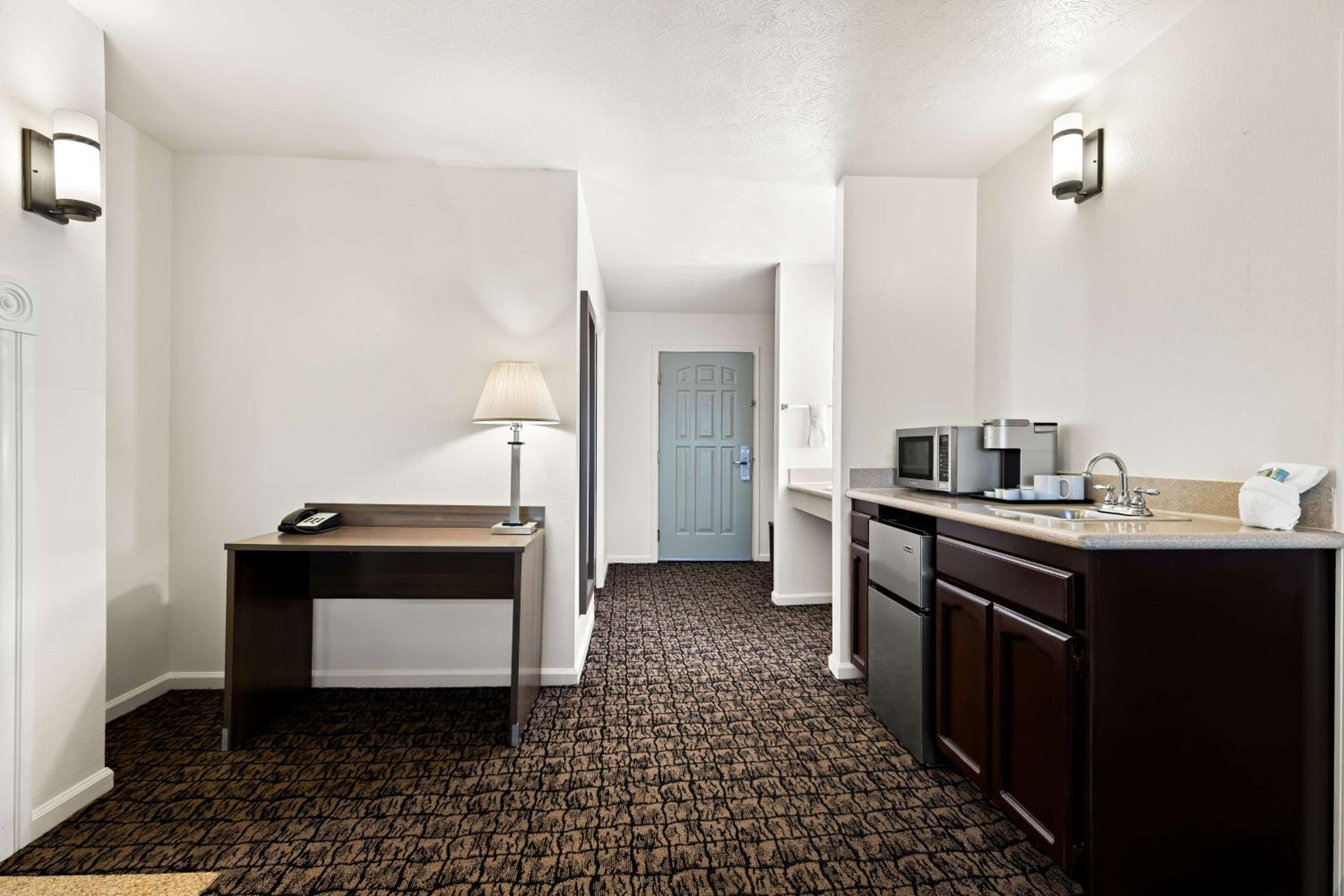 King Suite with Bathtub - Disability Access/Non-Smoking photo 2
