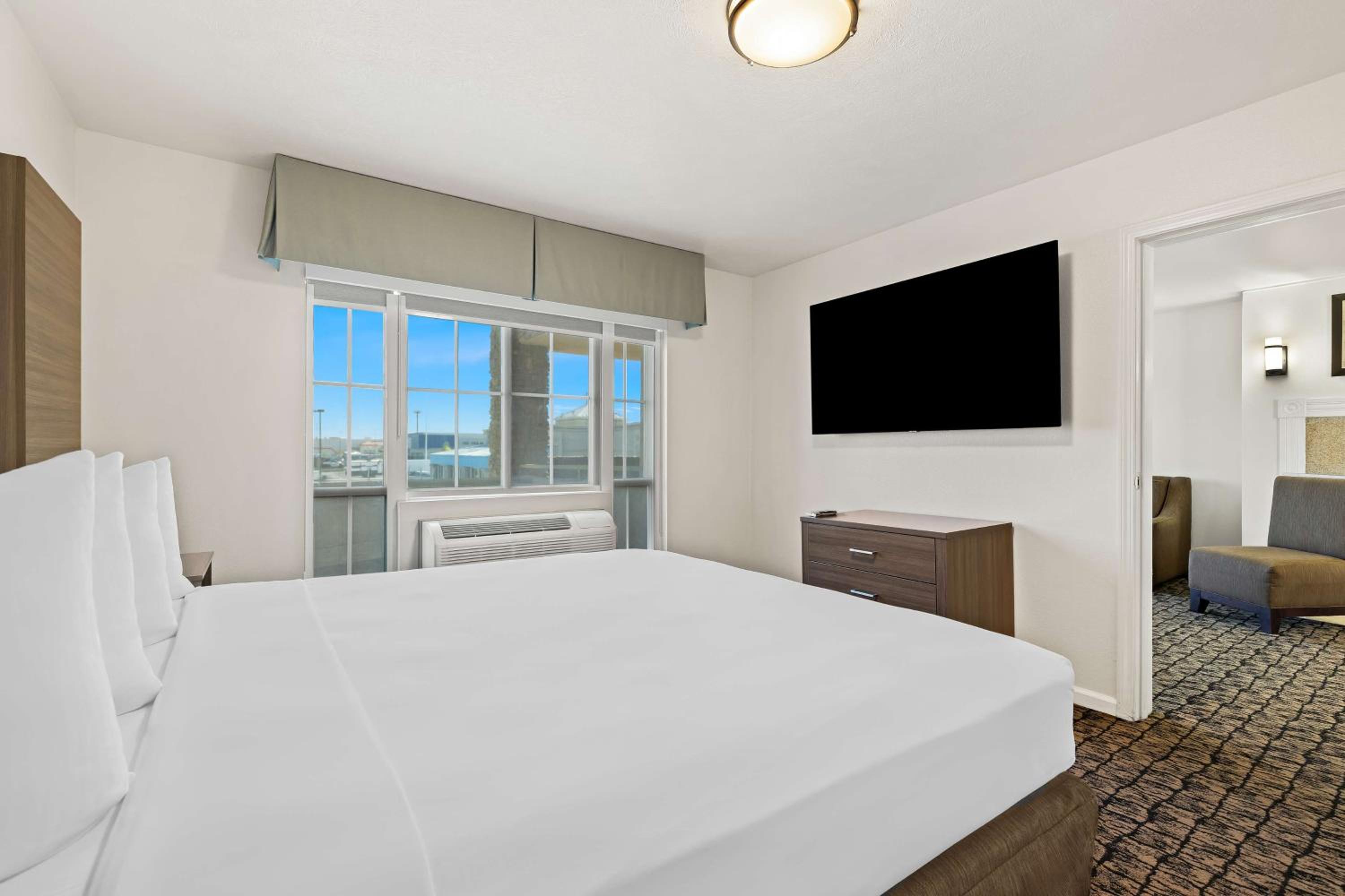 King Suite with Bathtub - Disability Access/Non-Smoking photo 1