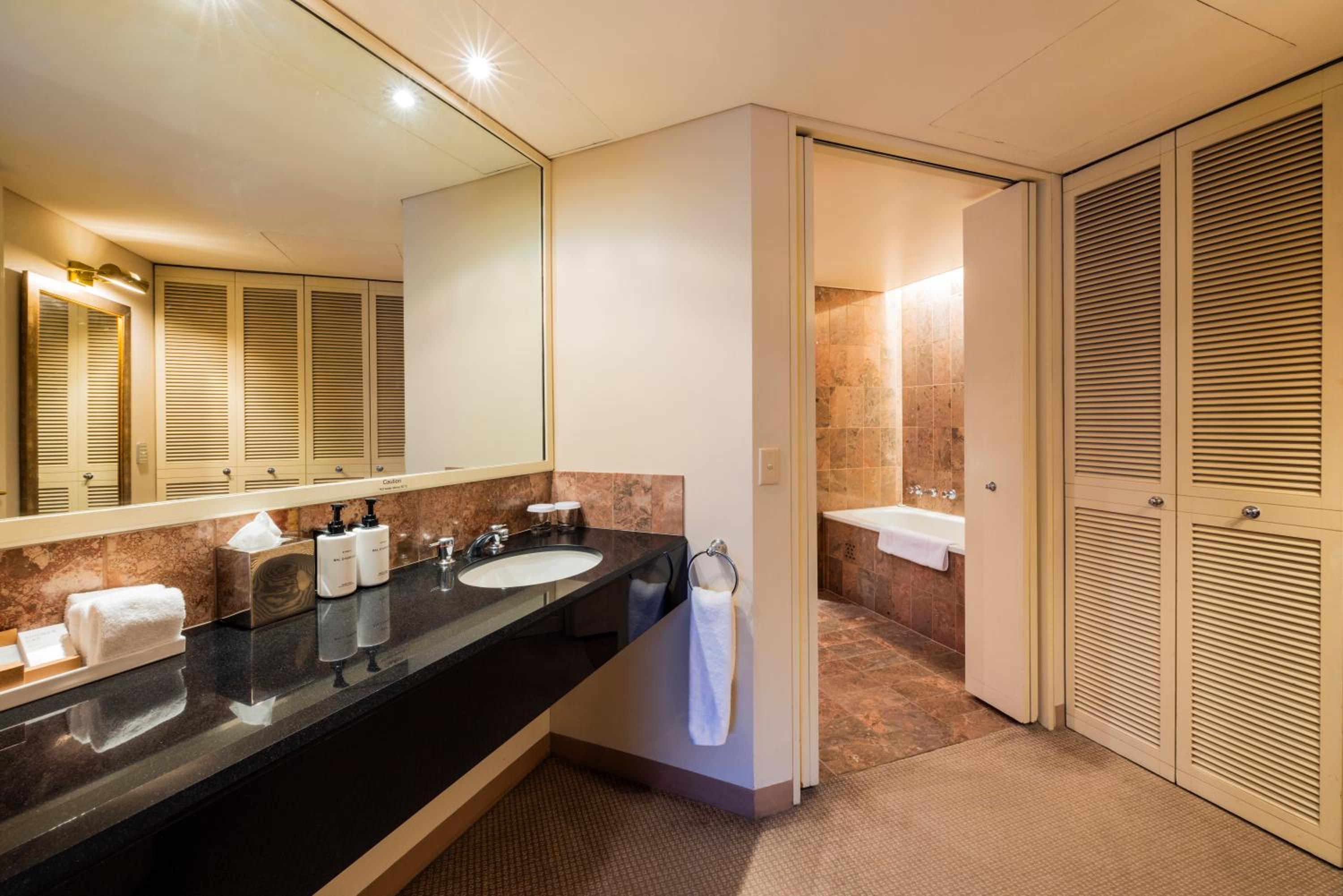 Junior King Suite with City View - Photo 5