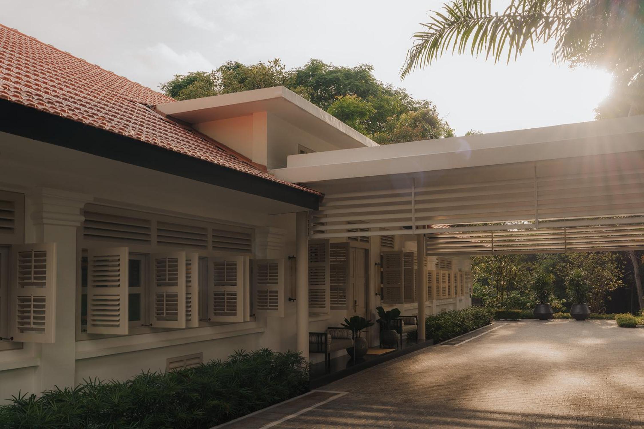 Colonial Manor